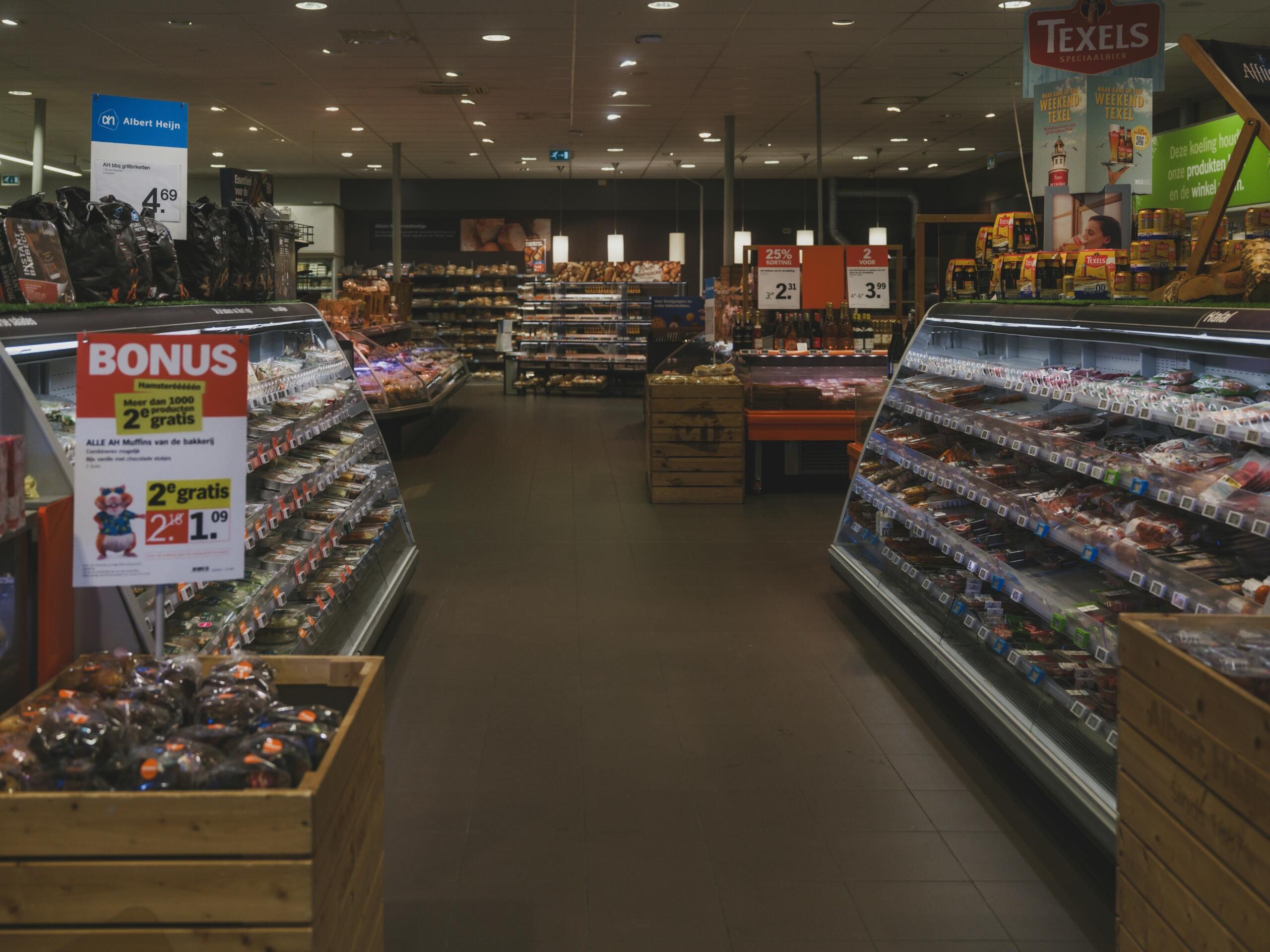 Gangpad met producten in een Nederlandse supermarkt