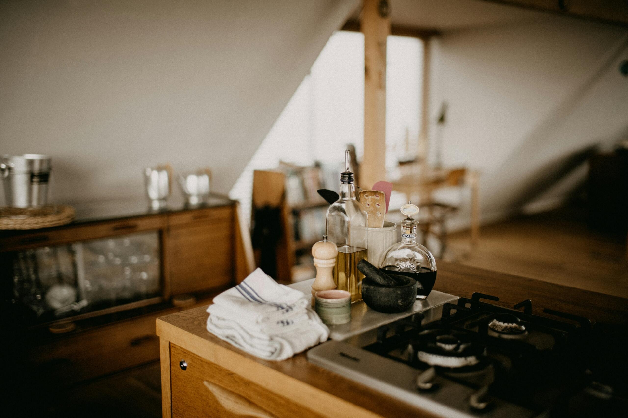 Ingrediënten en kookbenodigdheden op een keukenblad