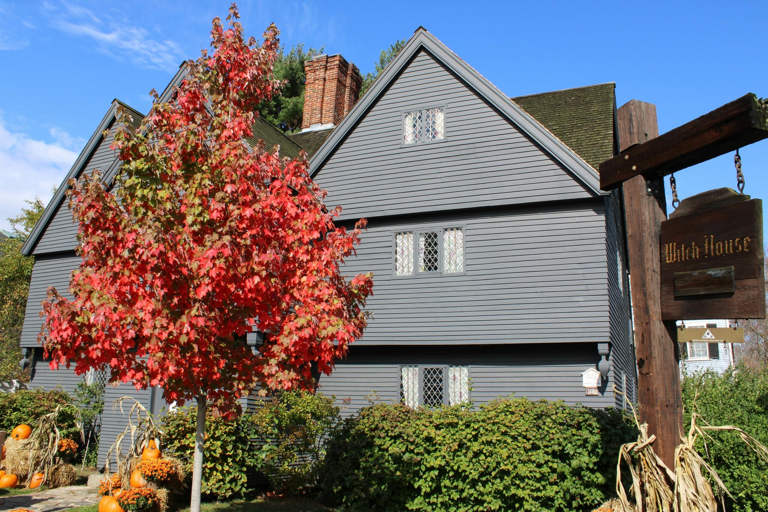 Historisch grijs huis met herfstbladeren en pompoenen in Salem