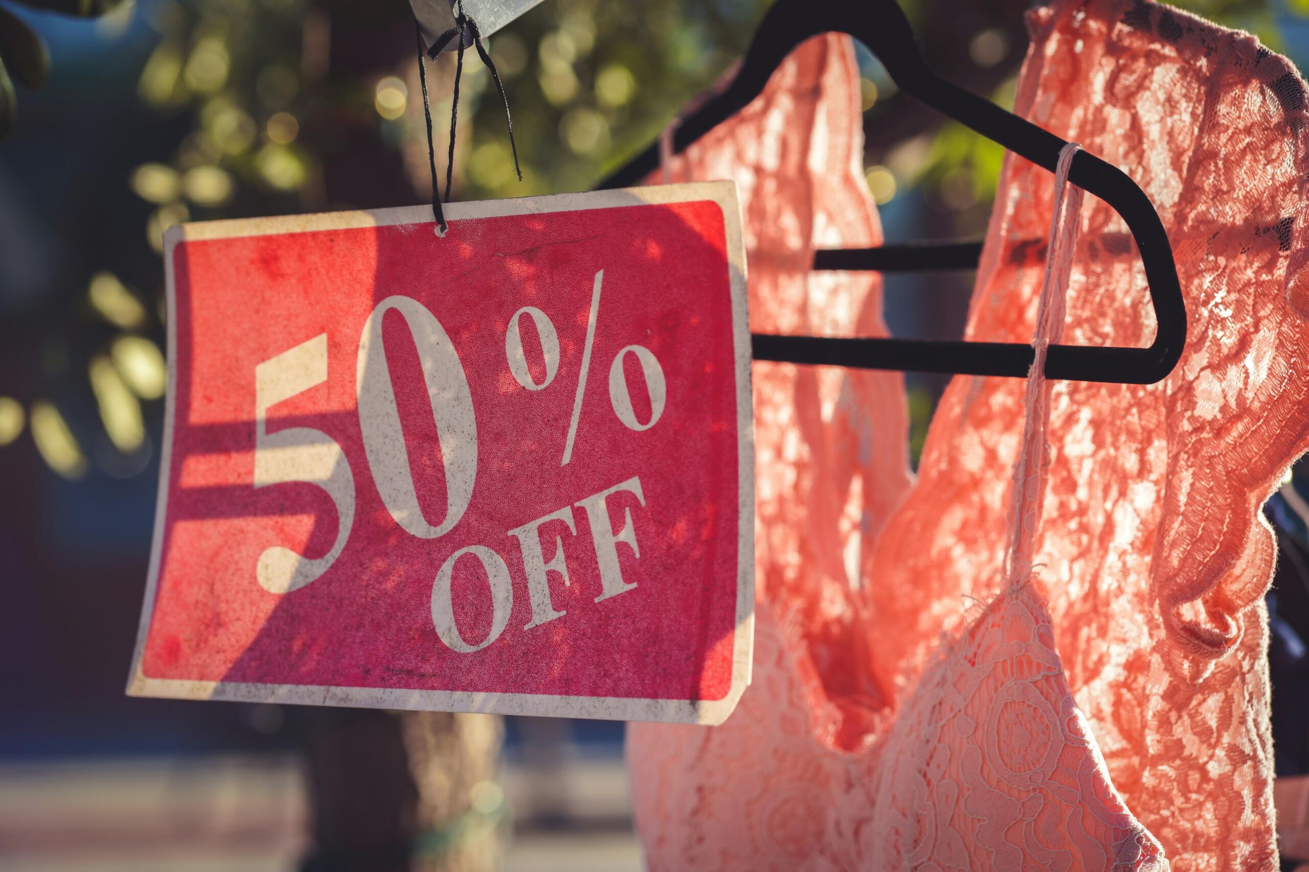 Bord met 50 procent korting in een winkel