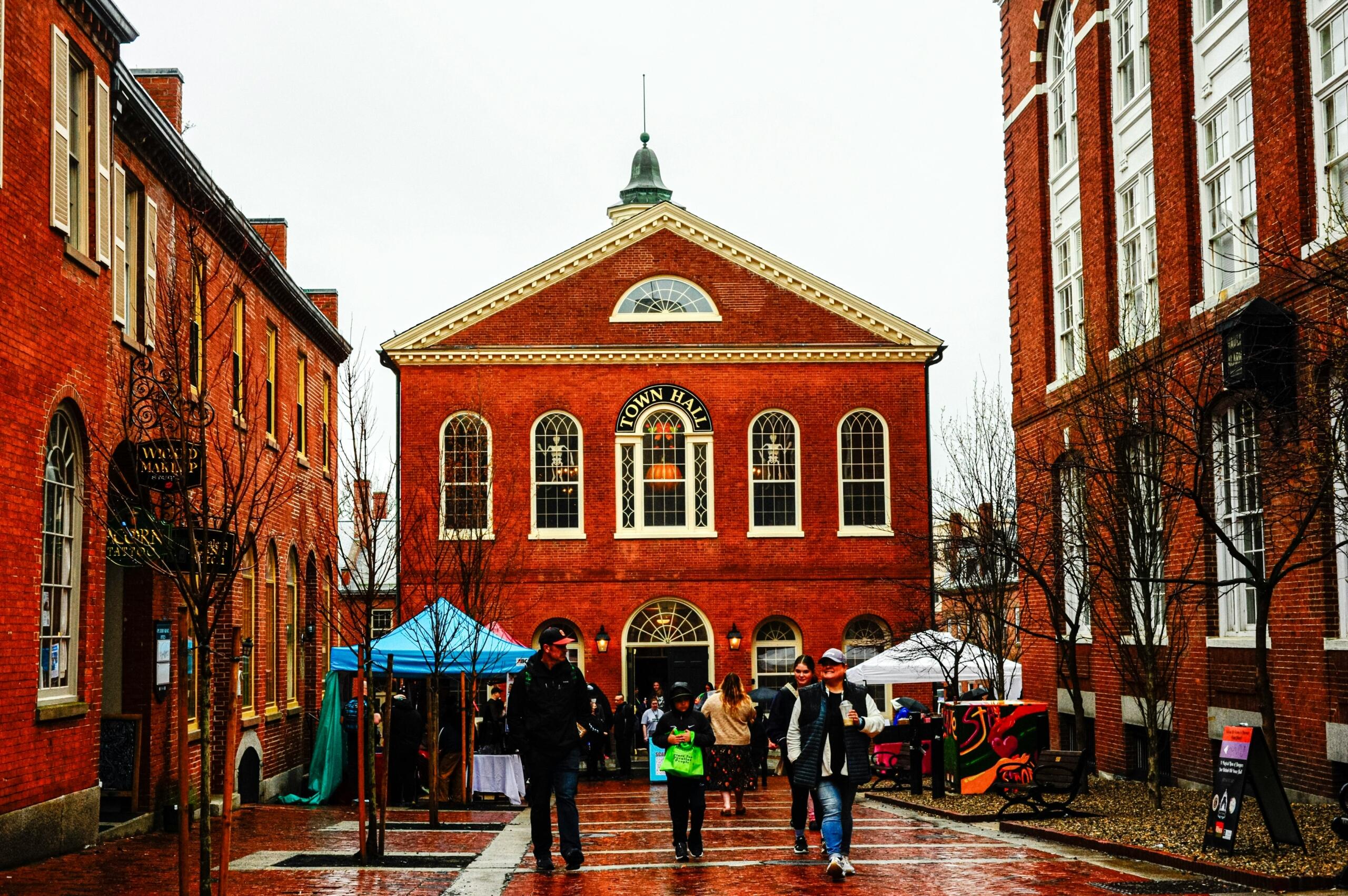 Mensen lopen langs historische gebouwen in Salem Massachusetts