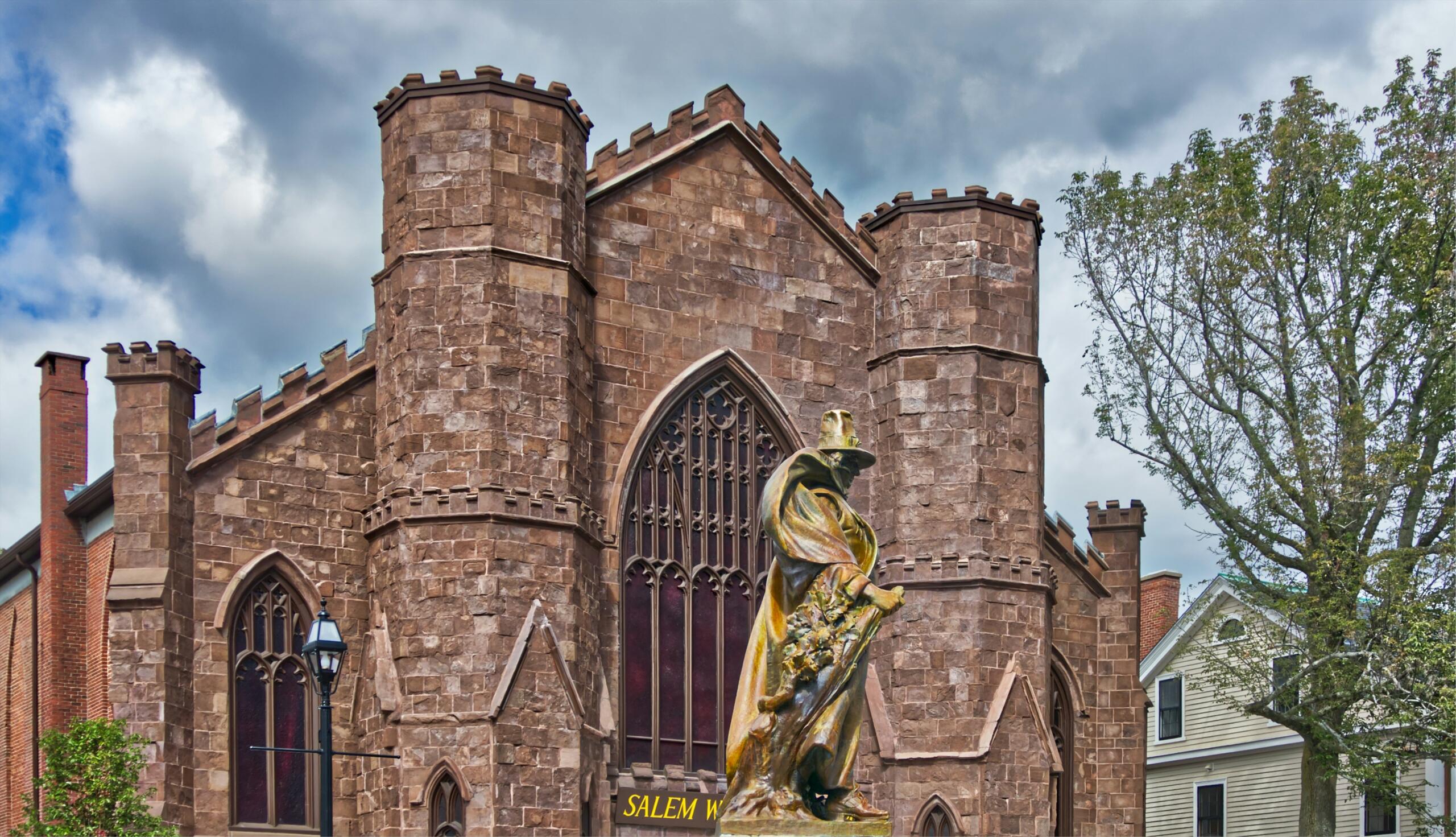Salem Witch Museum met een standbeeld op de voorgrond