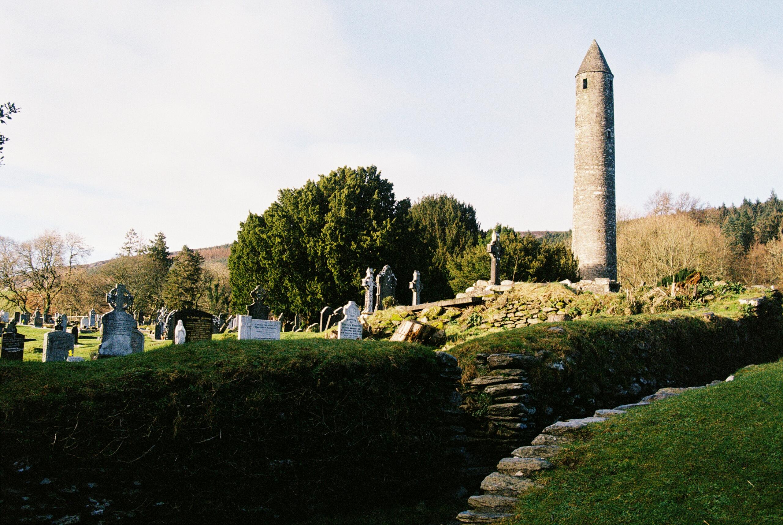 Ronde toren en oude grafstenen op de begraafplaats van Glendalough