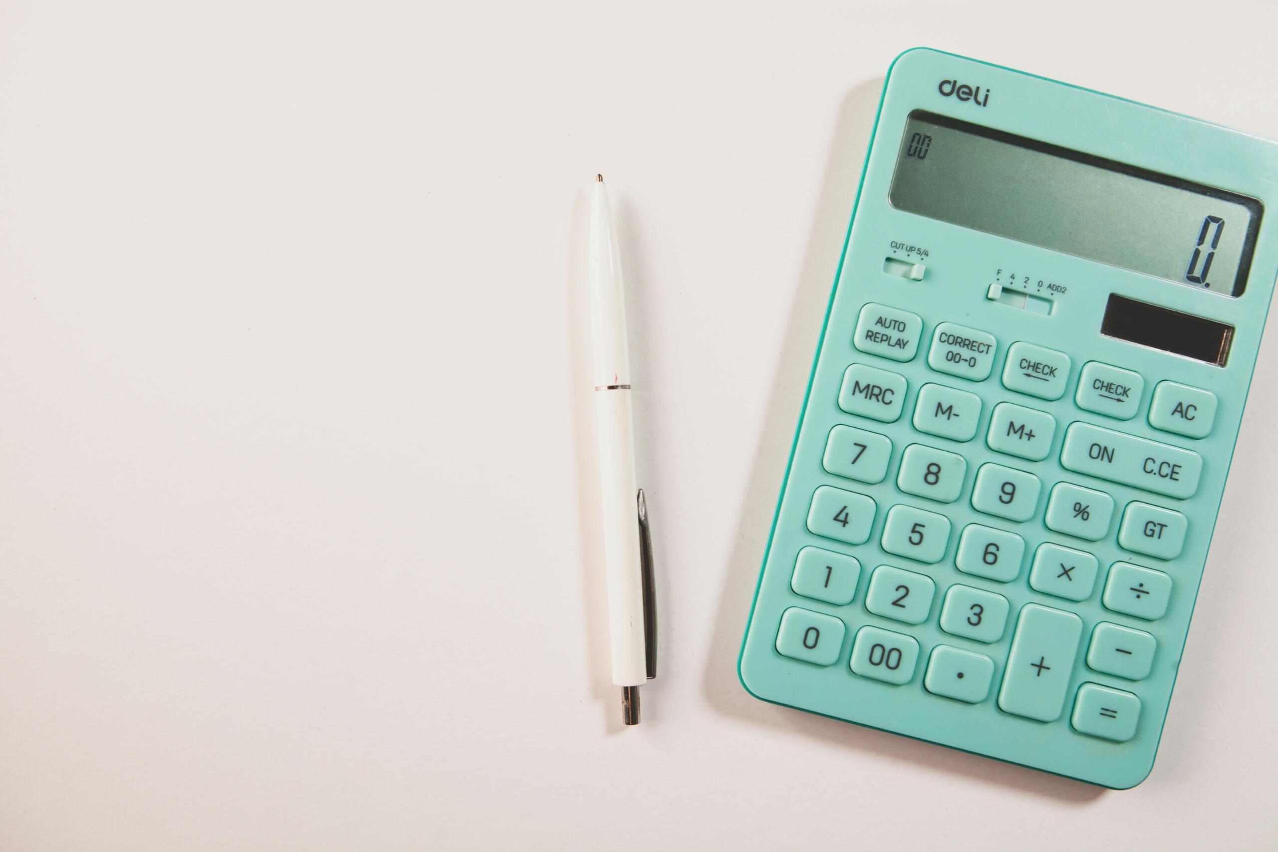 Blauwe calculator met een witte pen