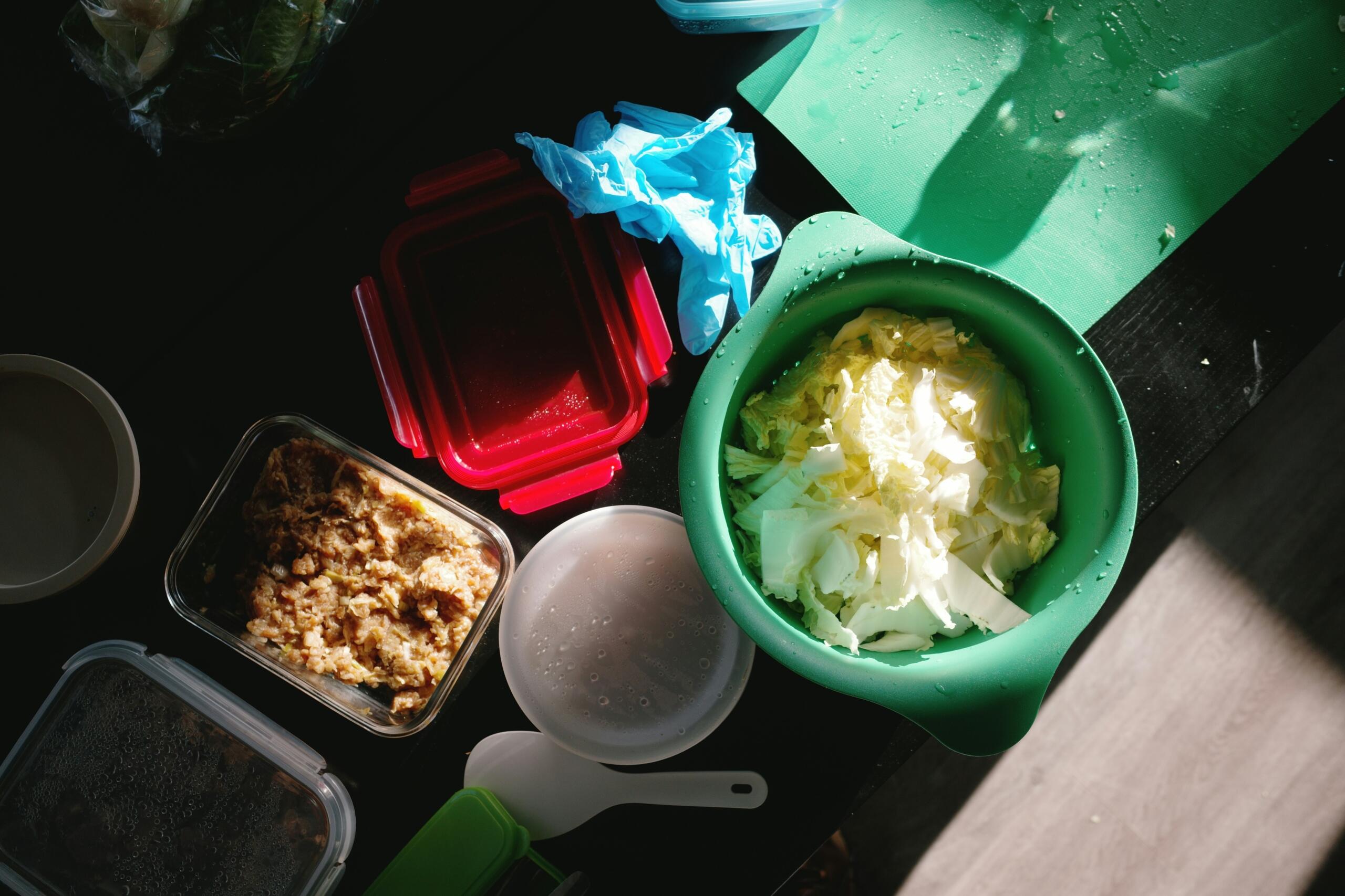 Verschillende gesneden groenten en ingrediënten voor een maaltijd