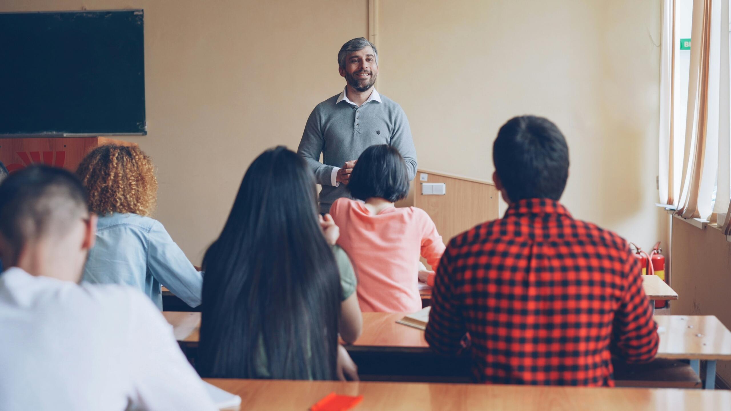 Docent geeft uitleg aan studenten in een klaslokaal