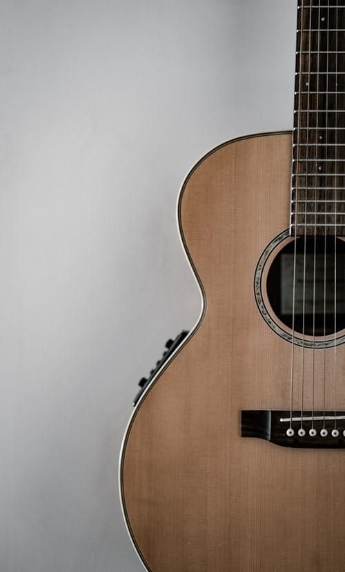 en gitar står intill en vegg