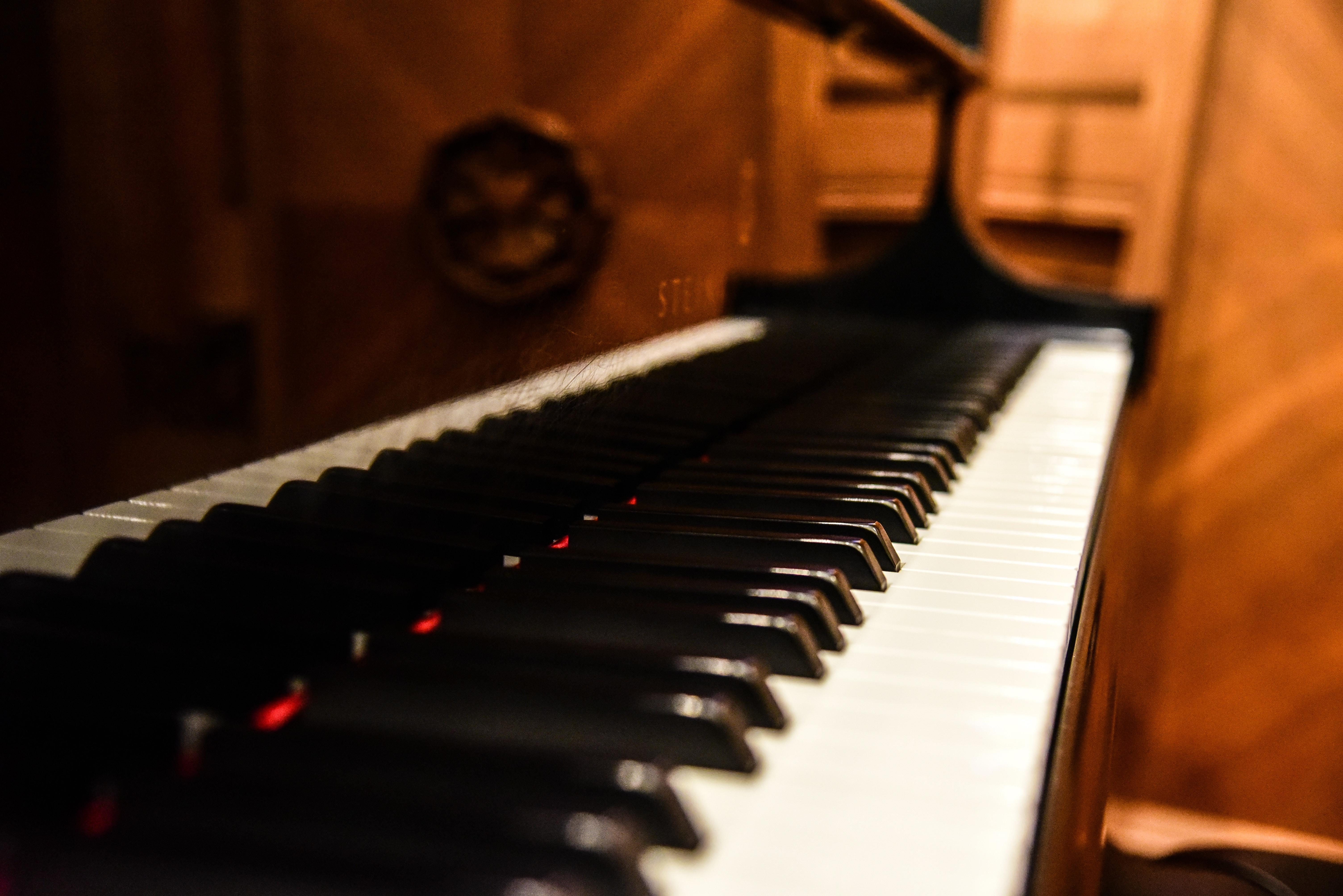 Akustisk piano fra vinkel