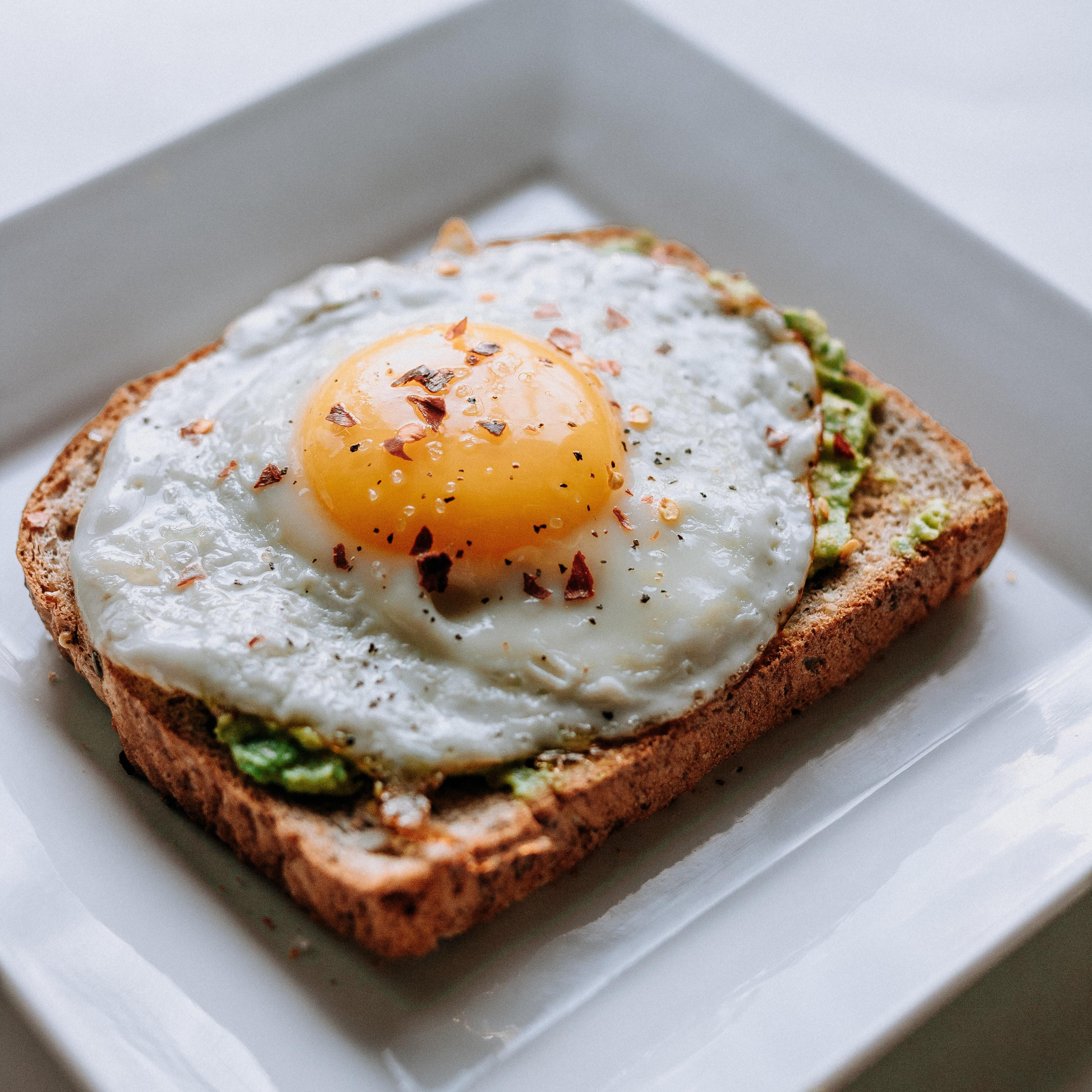 Avocadotoast med speilegg på firkantet tallerken