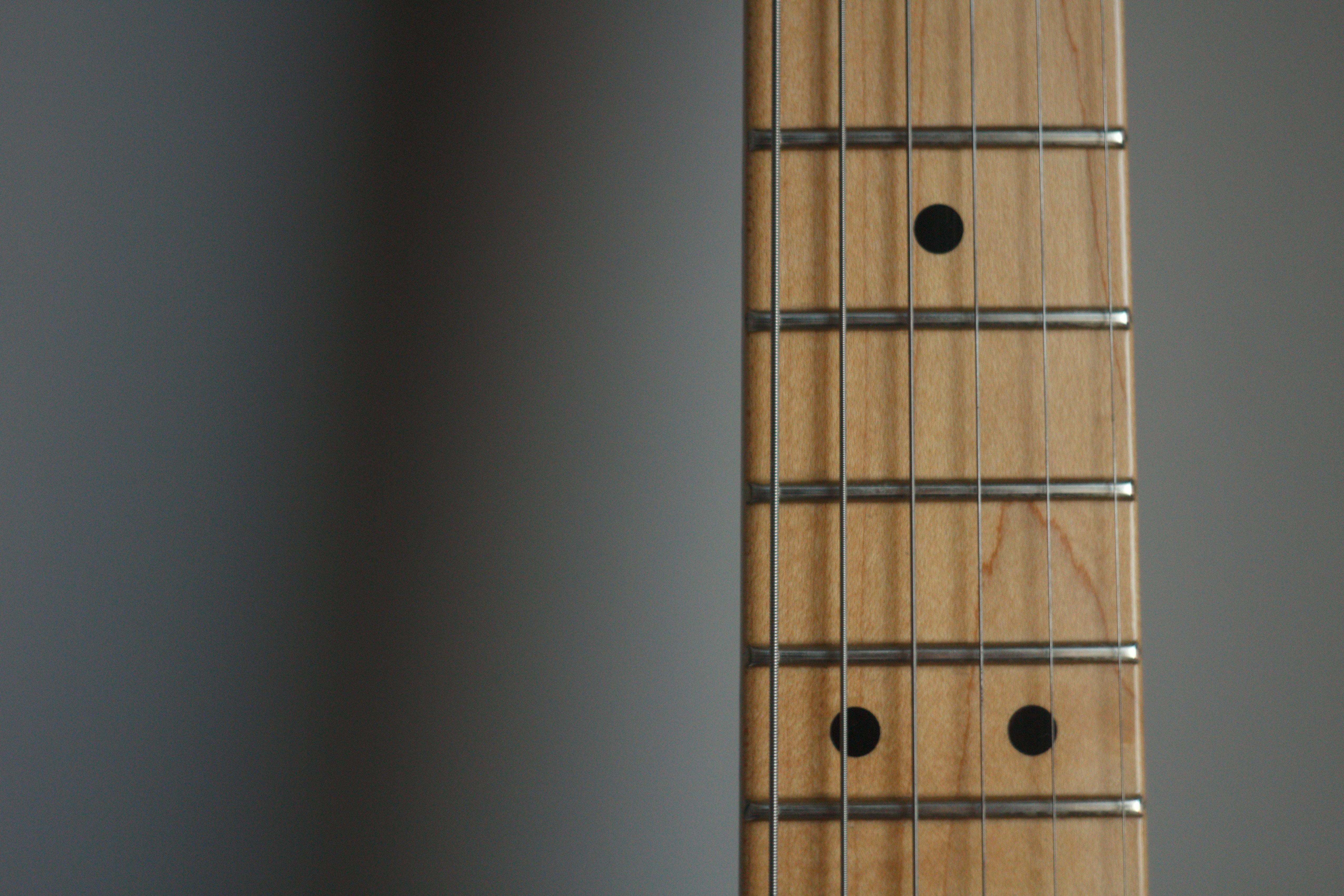 Nærbilde av gitarstrenger