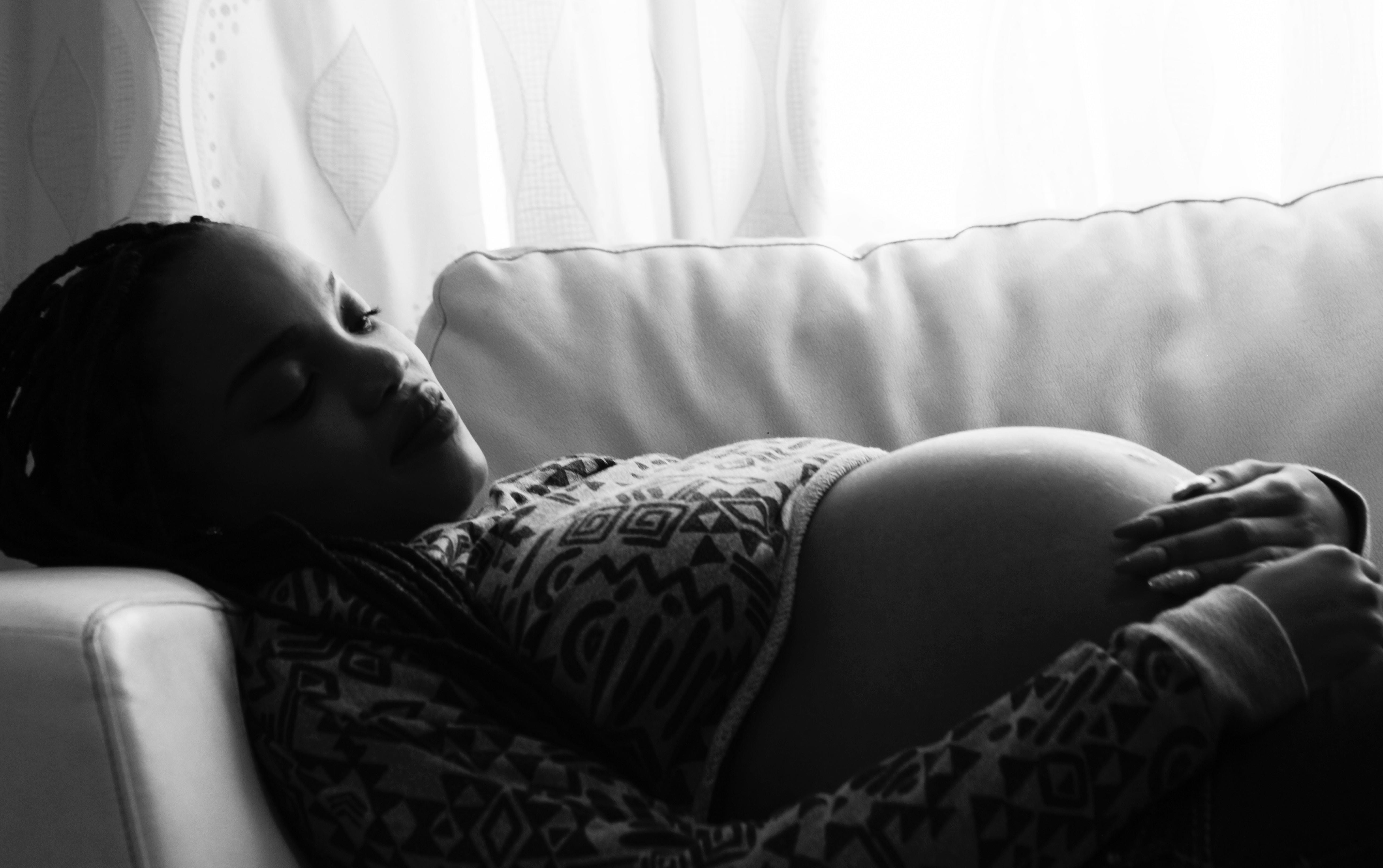 Gravid kvinne i sofaen
