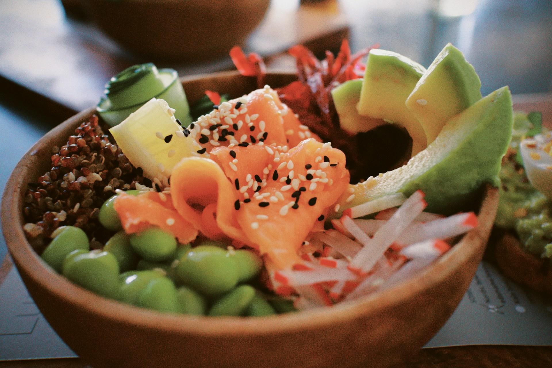 Poke bowl med masse ulike friske grønnsaker og fisk.