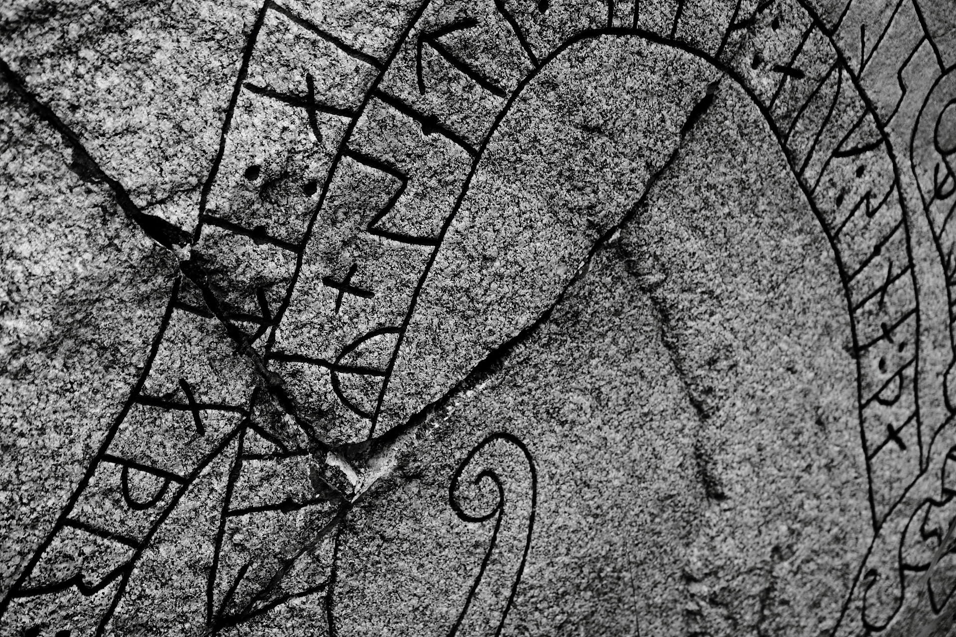 Runestein. Norsk skriftspråk historie
