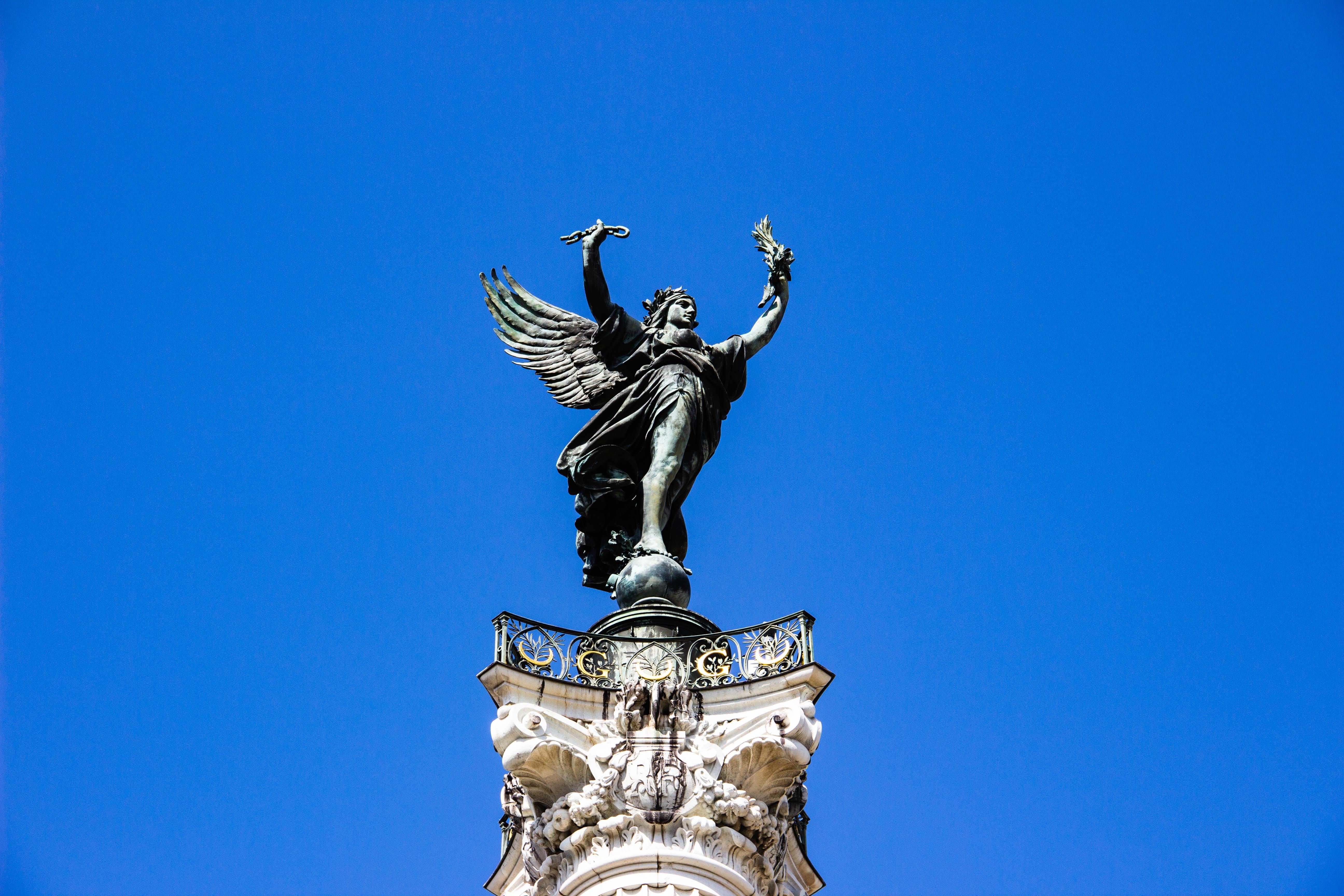 En opphøyd statue i Bordeaux
