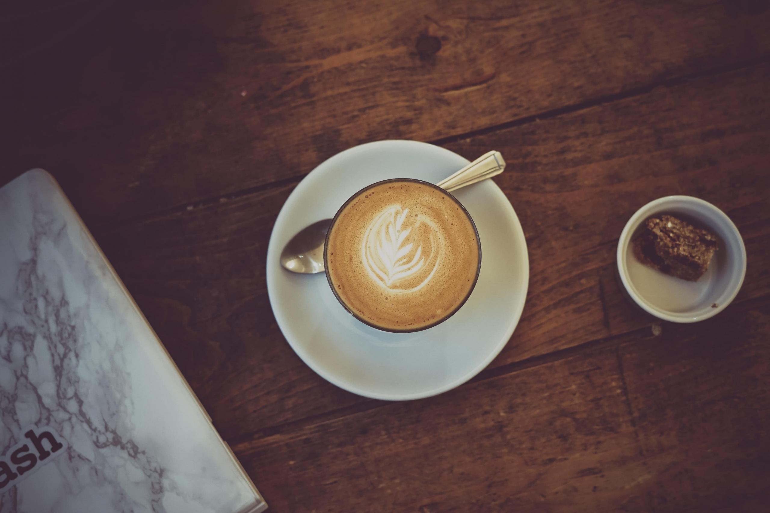 Hør på podcast til kaffepausa