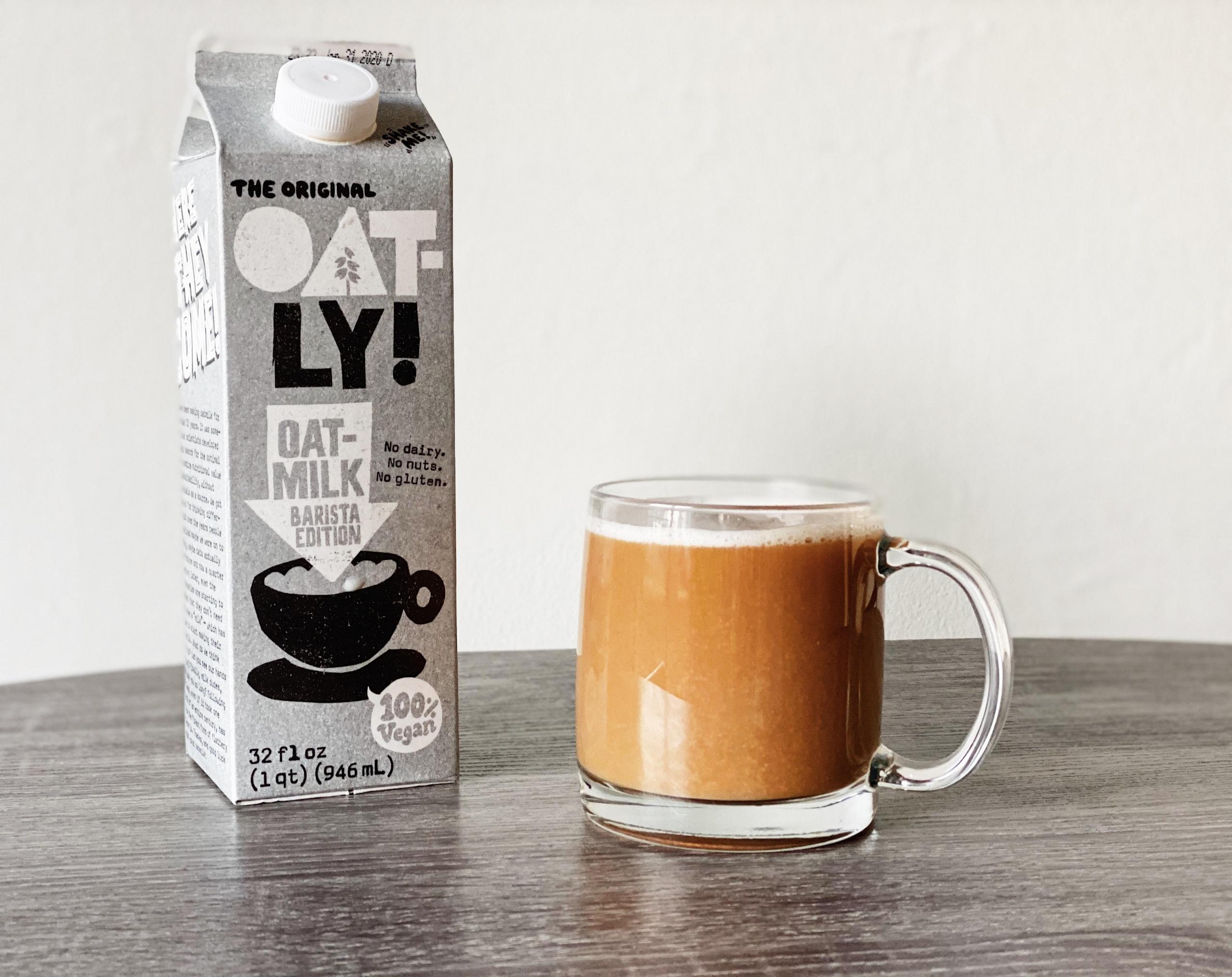 Oatly kartong og kopp med sjokolademelk