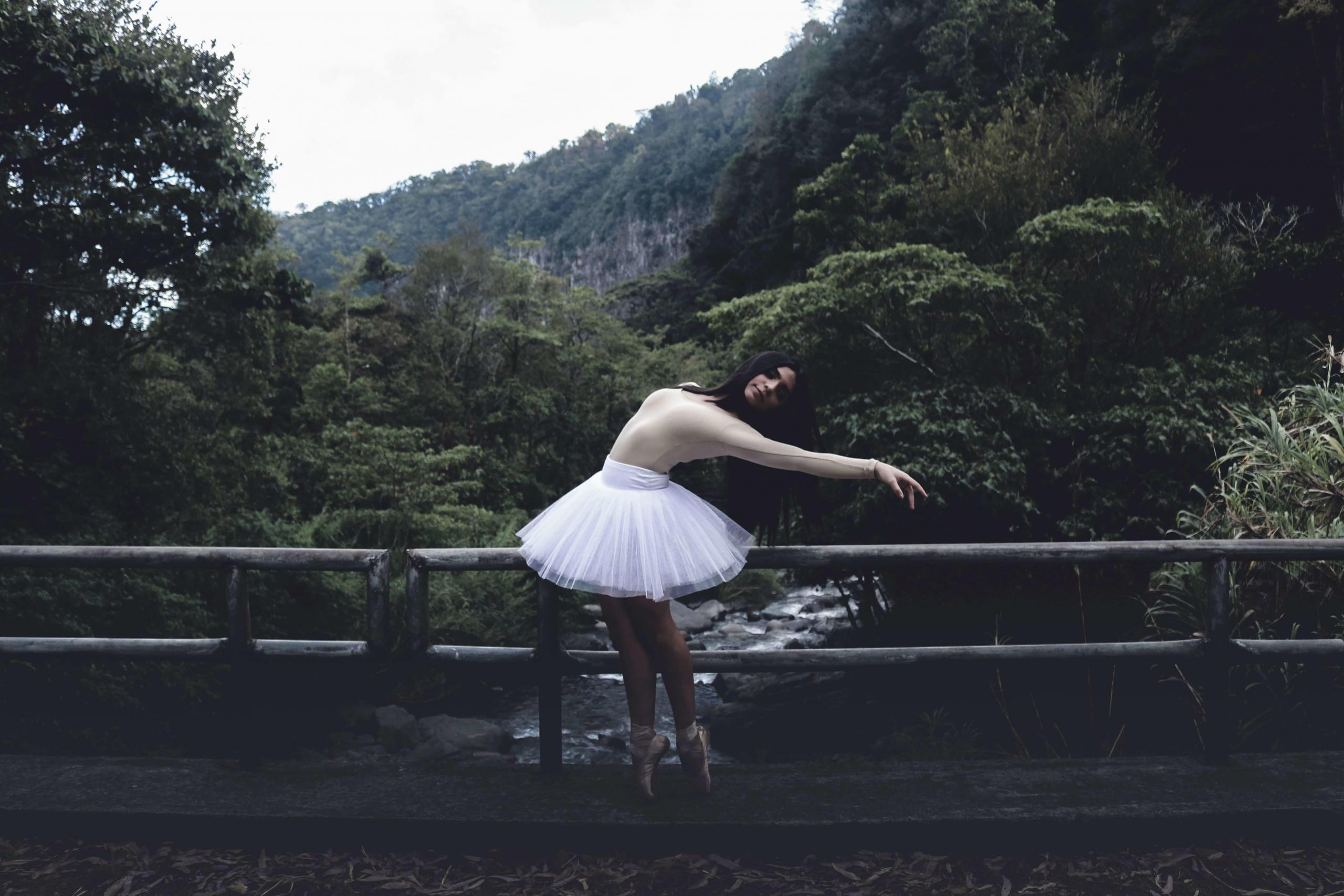 Ballerina ved gelender