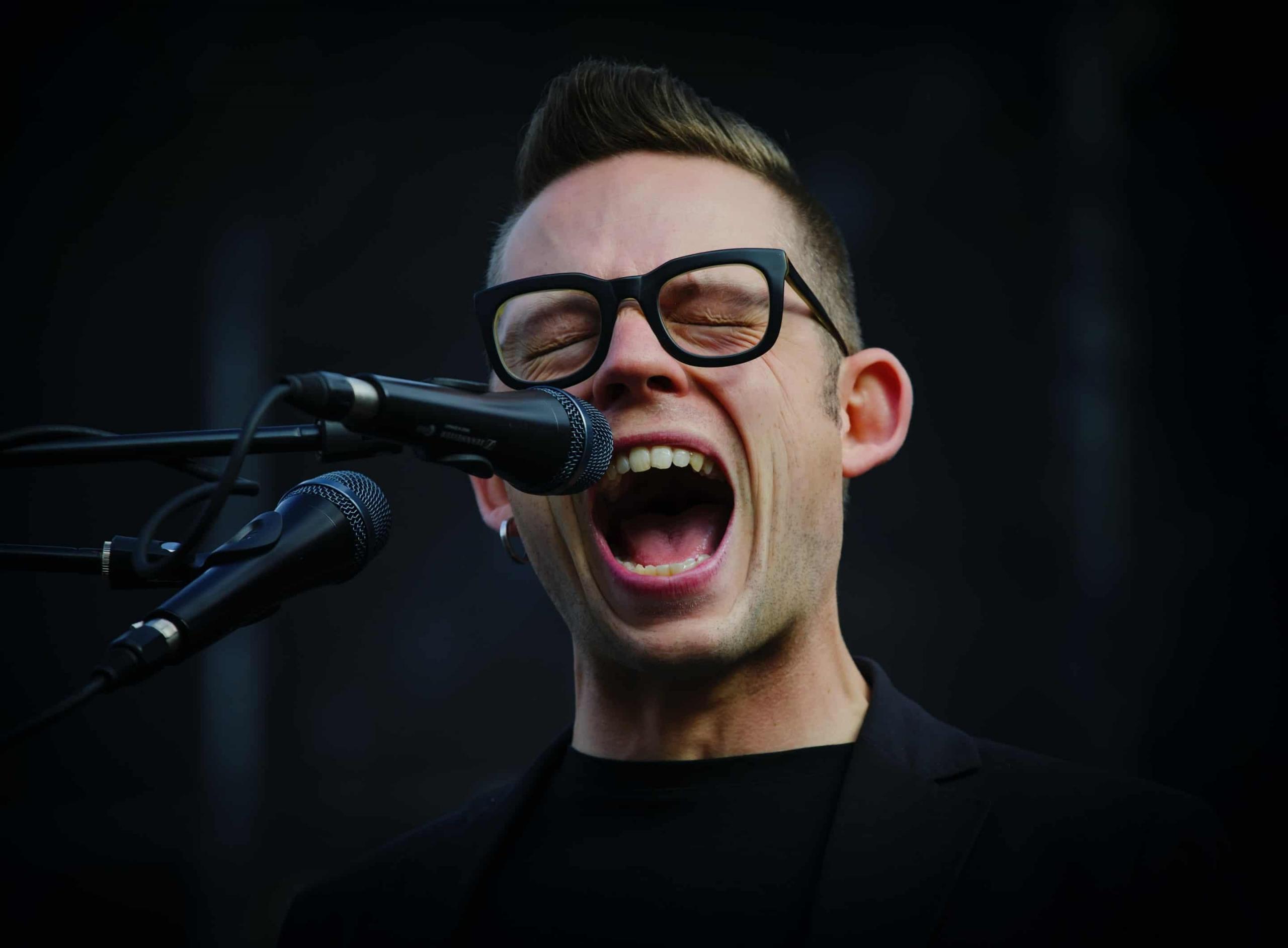 Bernhoft synger med vidåpen munn inn i en mikrofon