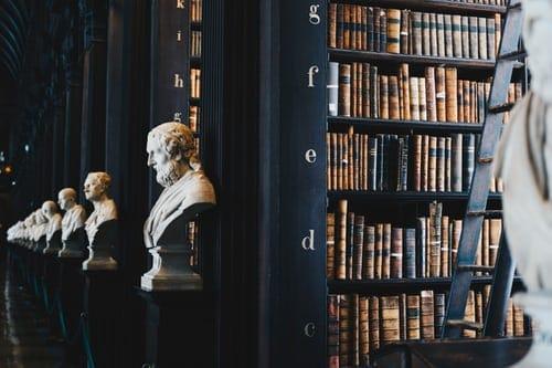 Bibliotek med flere skulpturer