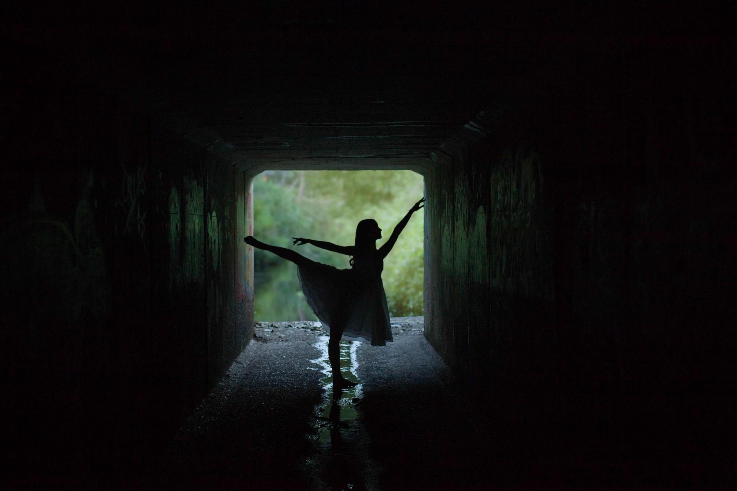 Silhuett av ballerina i tunnell
