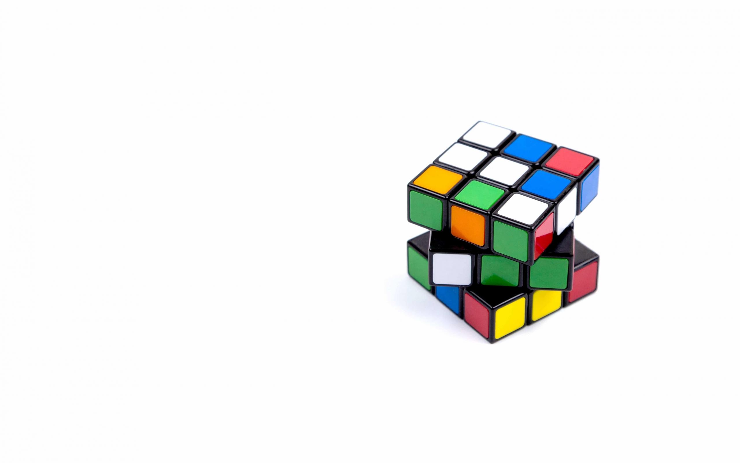 en rubikskube på en hvit bakgrunn