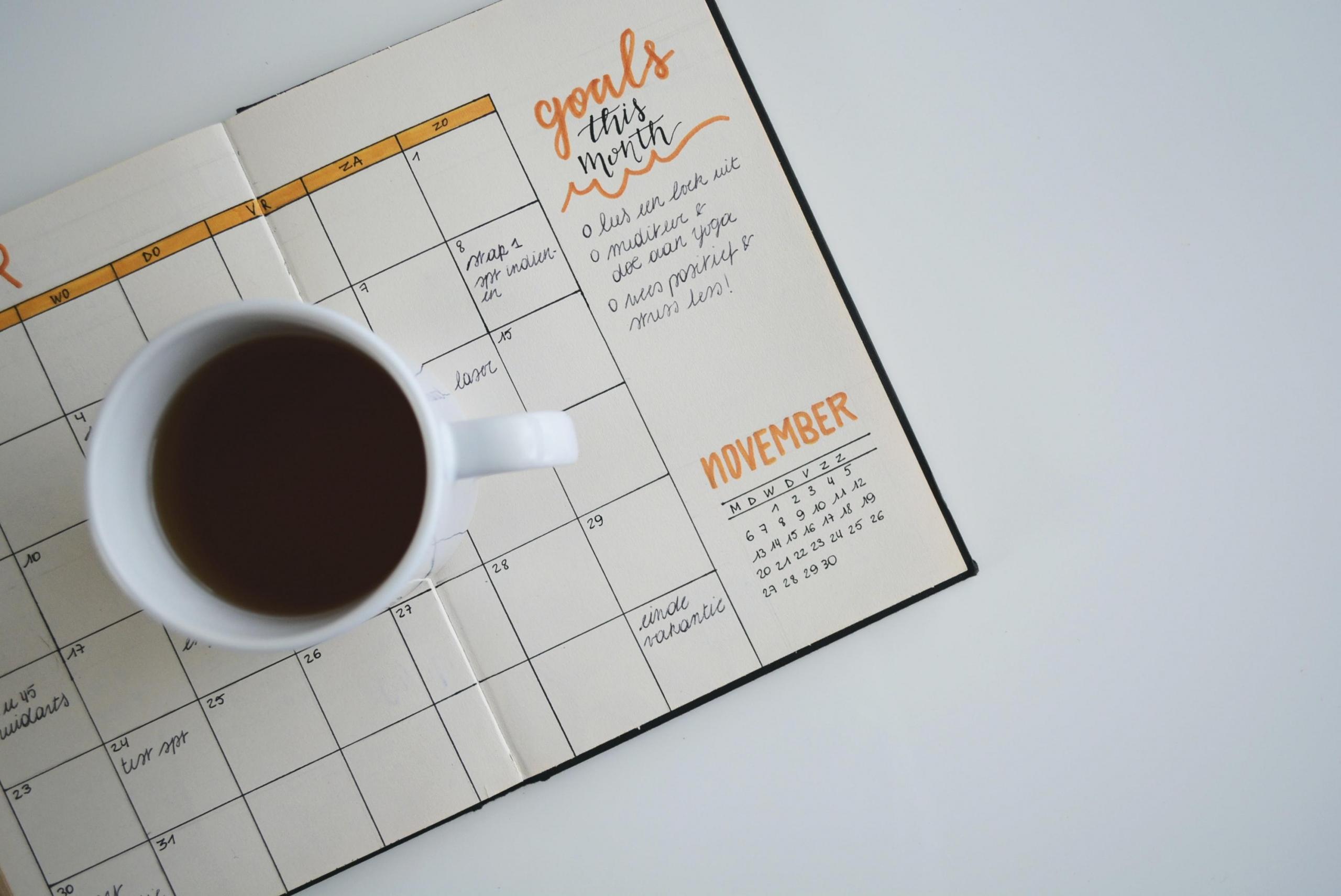 en kaffekopp står på en kalender
