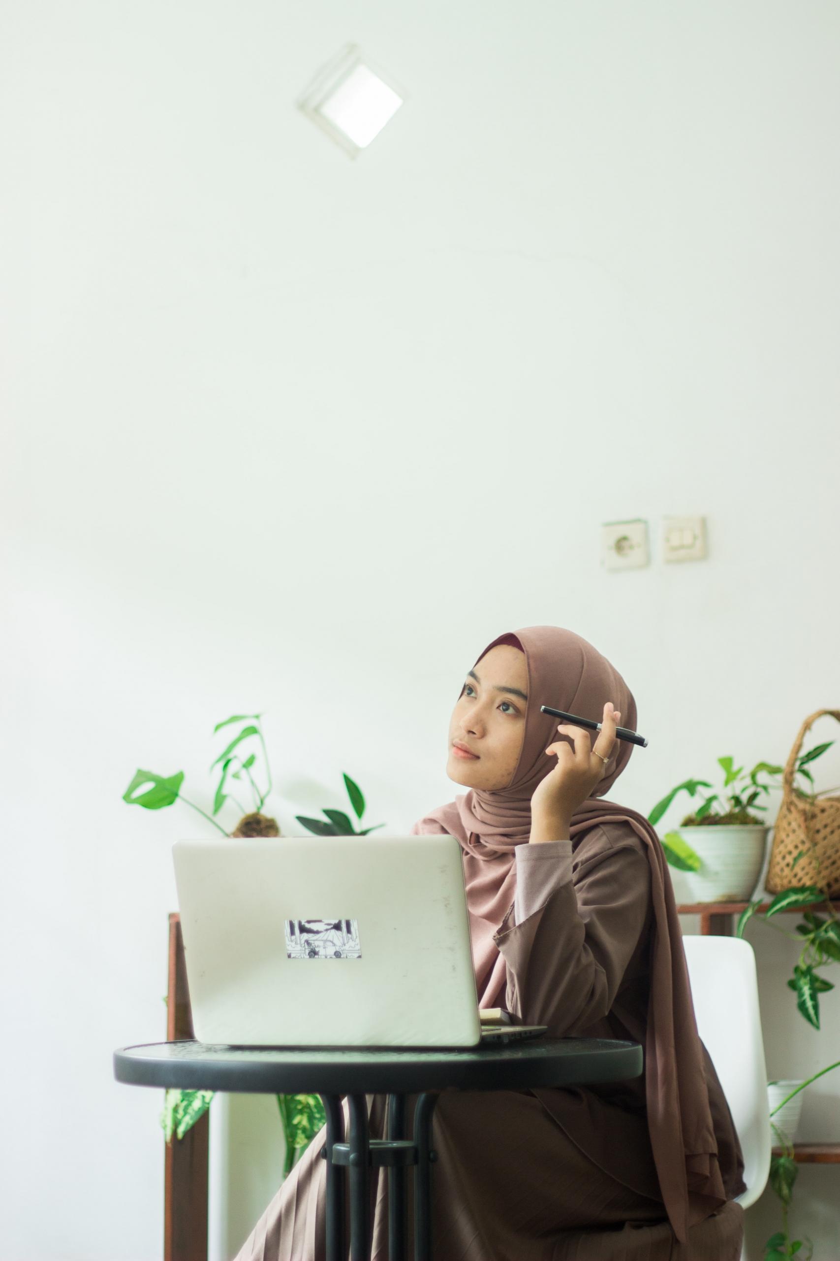 en jente sitter ved pc-en sin og lurer på hvordan hun skal forstå algebra