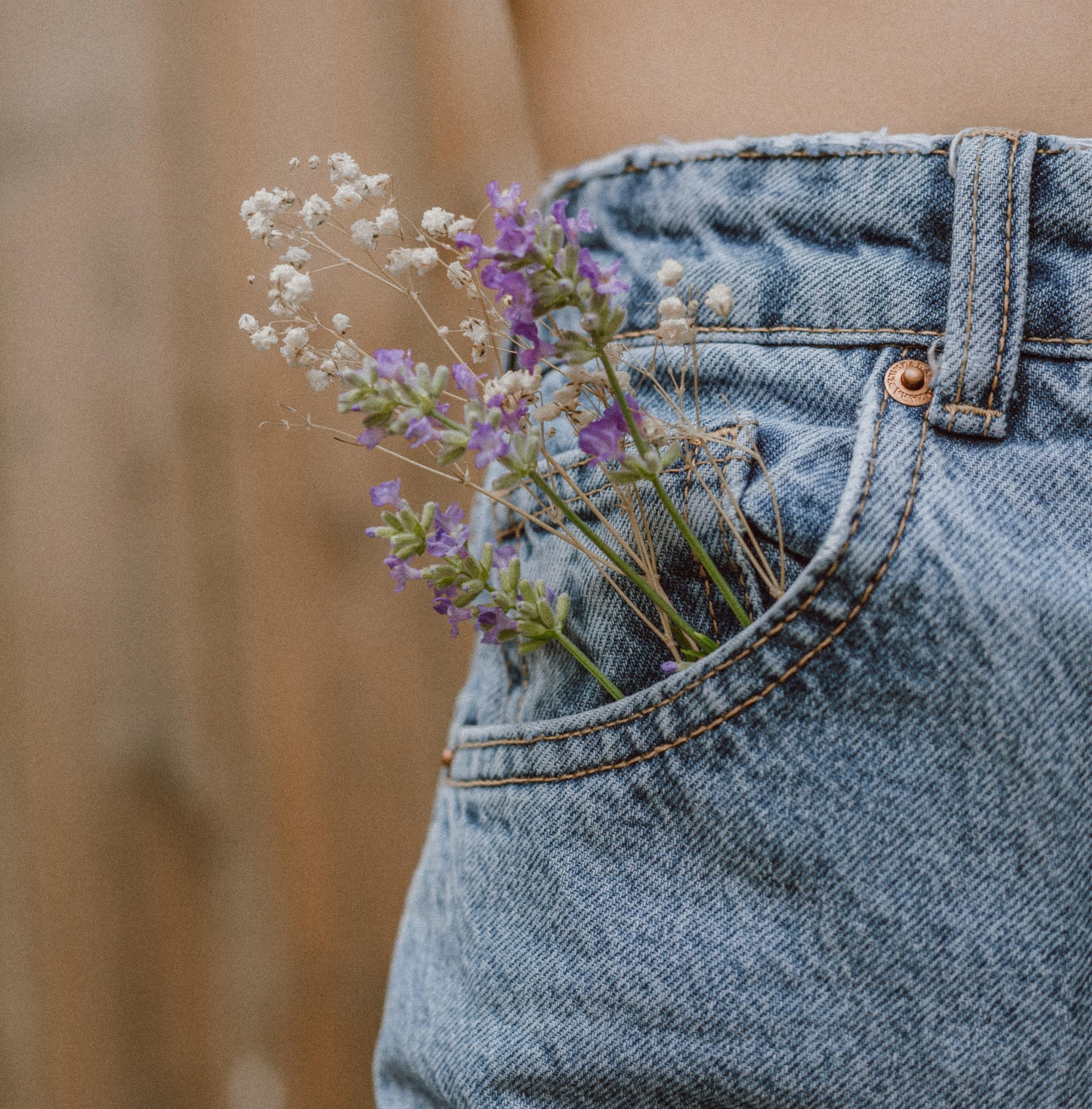 en slitt jeans skal sys om, den har blomster i den ene lomma