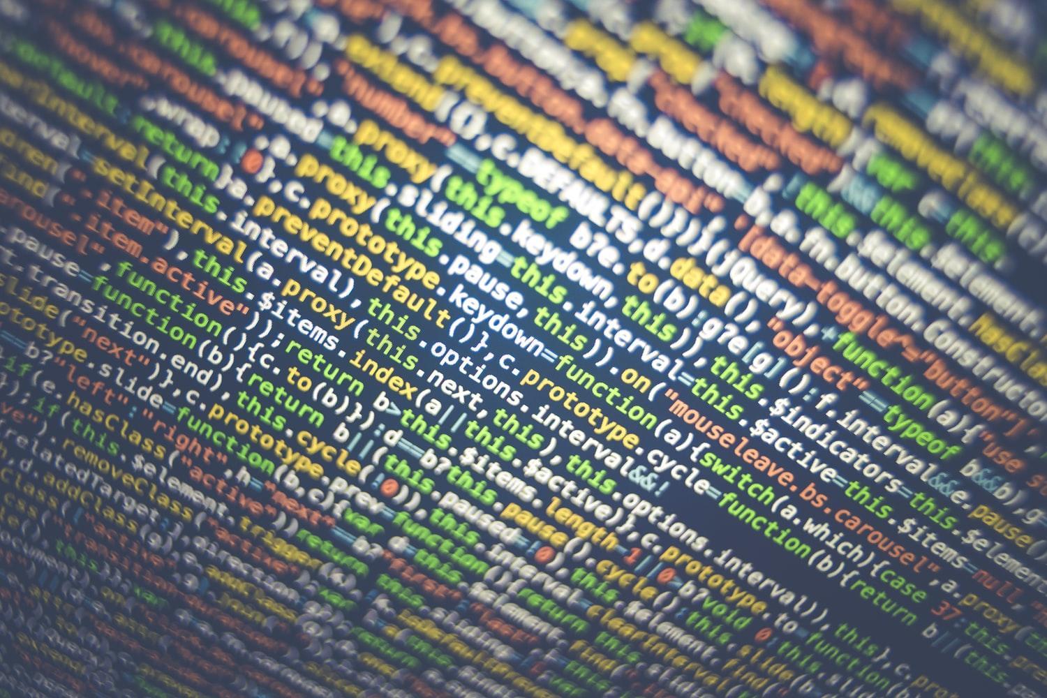 Programmeringsspråk i forskjellige farger på en dataskjerm