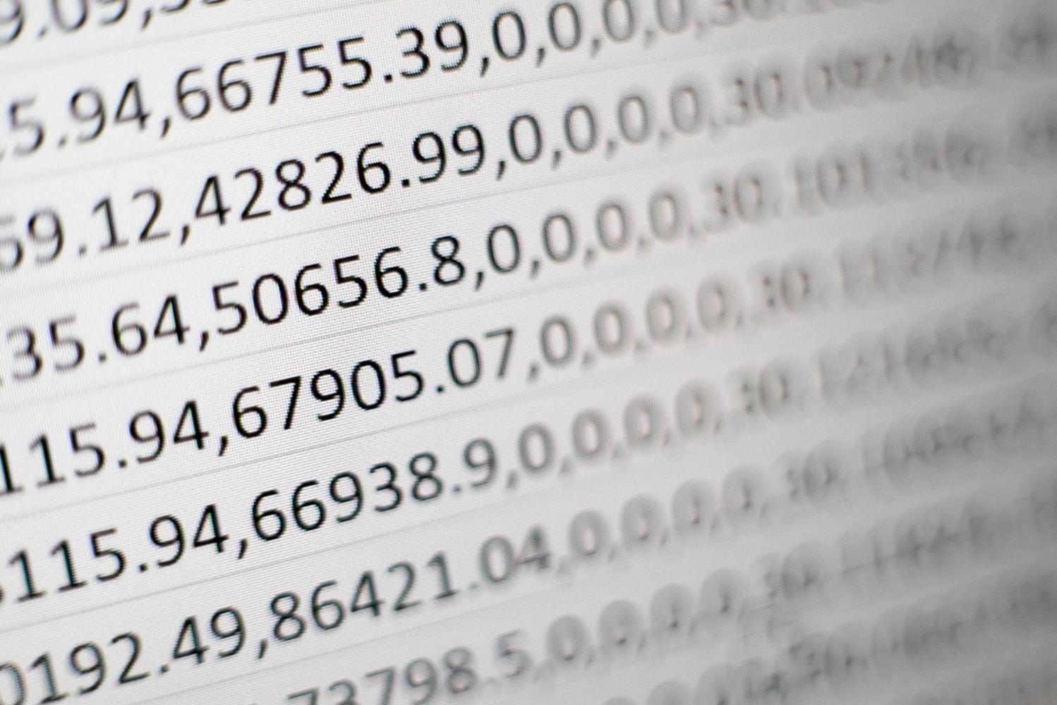 Masse uordnede tall på en dataskjerm