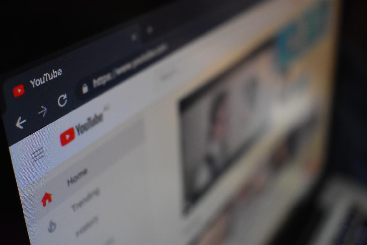 En dataskjerm med Youtube i nettleseren
