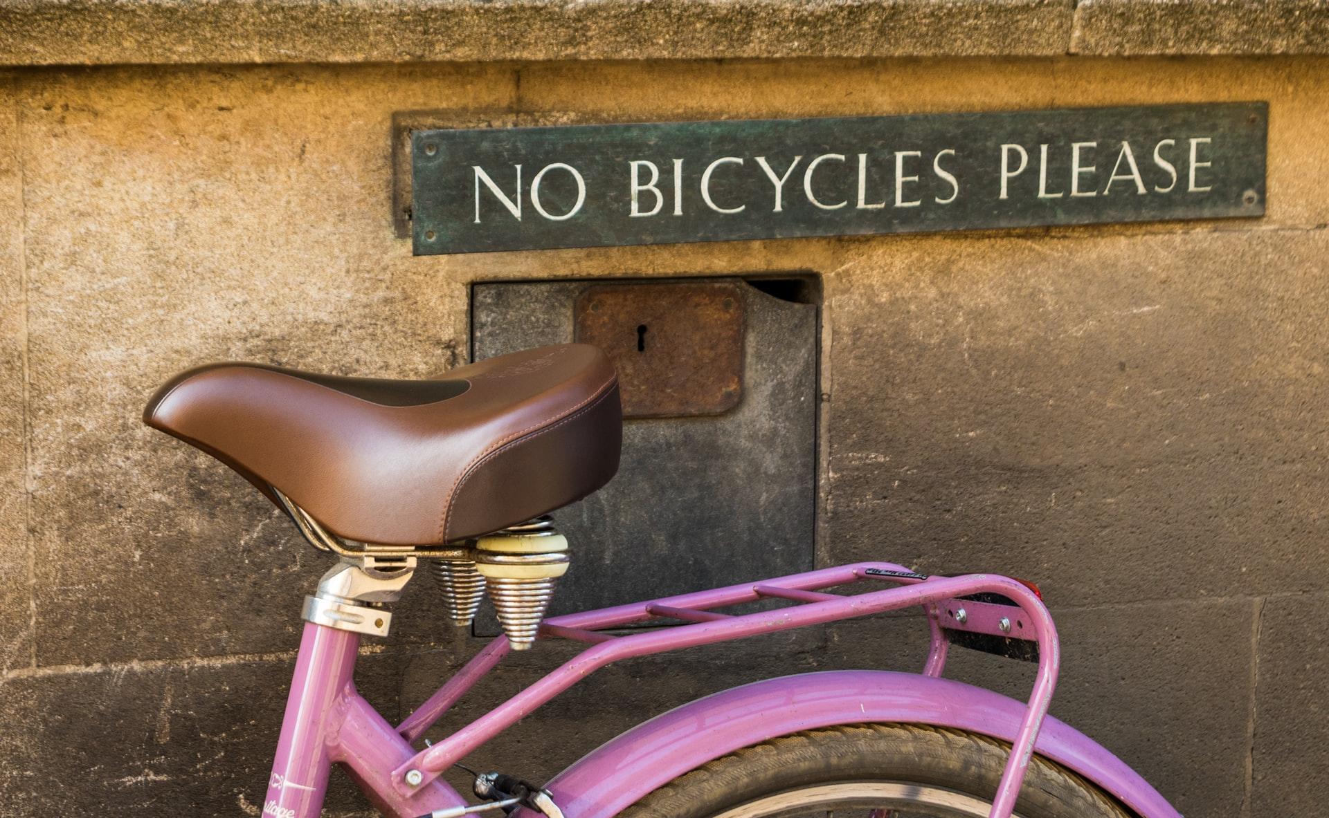 Sykkel foran skilt: "No bicycles please"