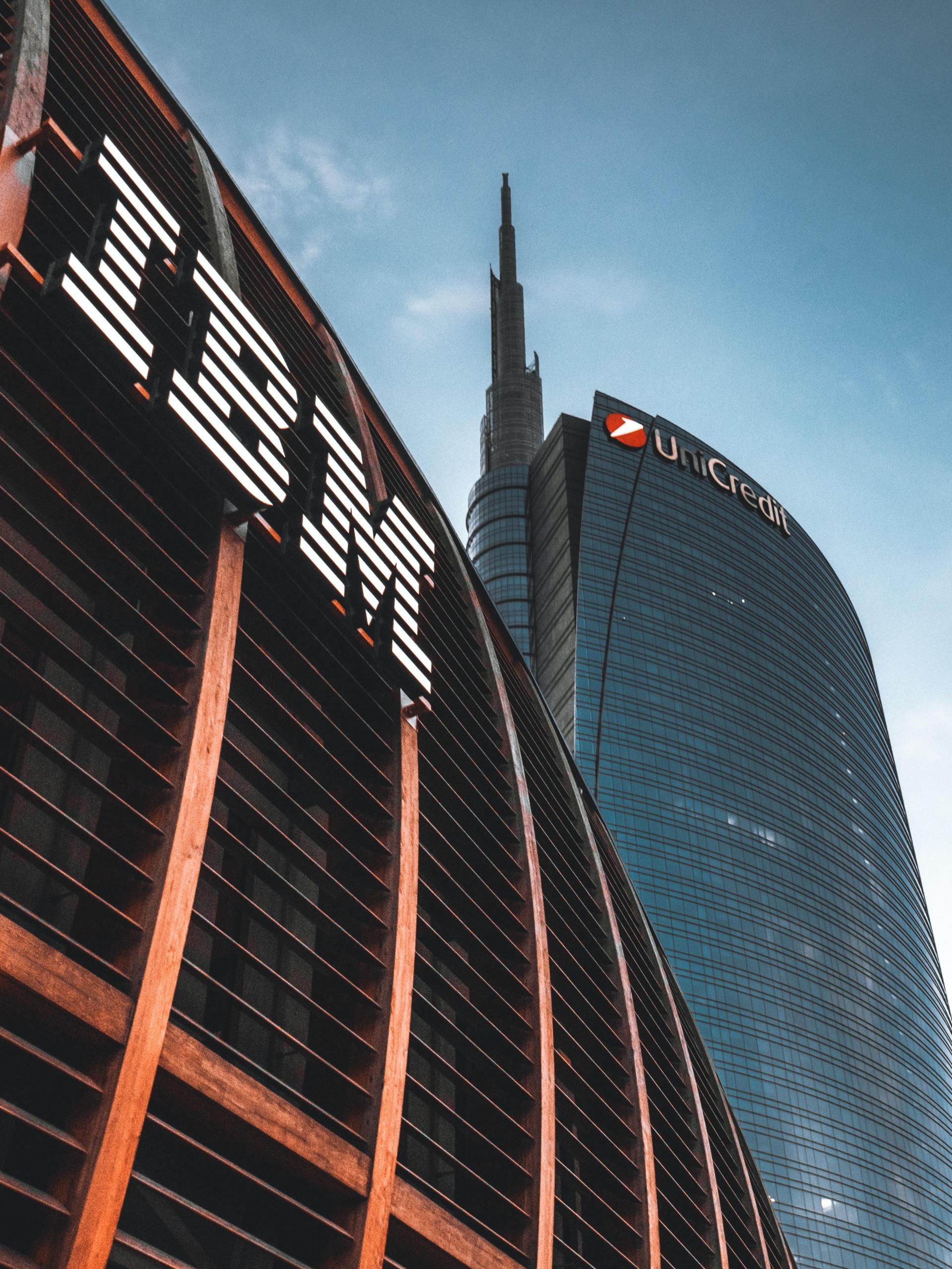 blå himmel og høye bygninger. Bygningen i forgrunnen har et IBM-skilt