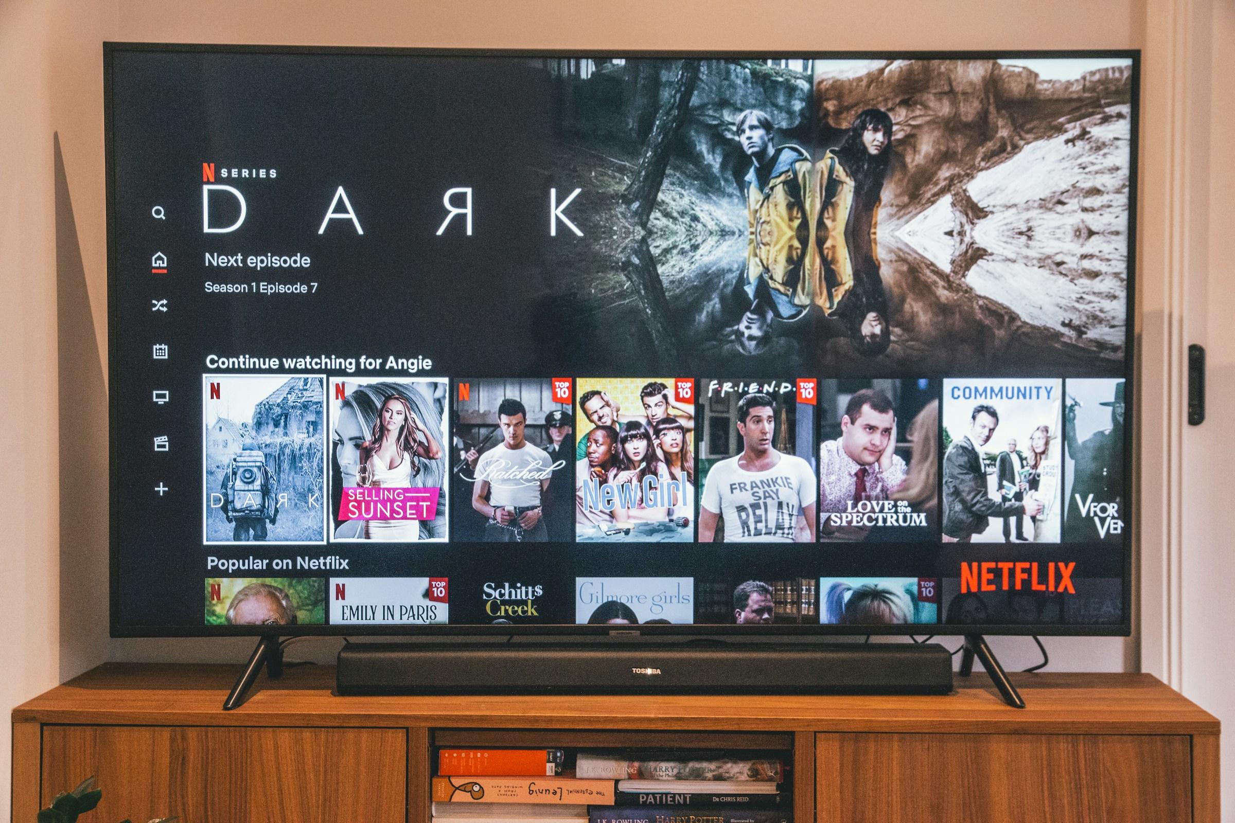En tv-skjerm med netflix på tv'en og forskjellige serier som vises. 