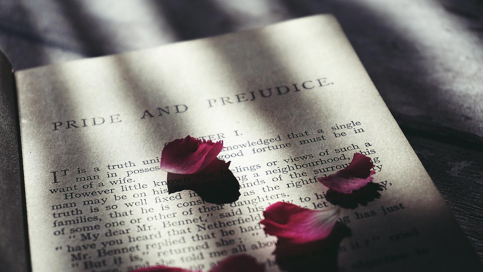 Bokside med rosekronblad: Stolthet og fordom. 