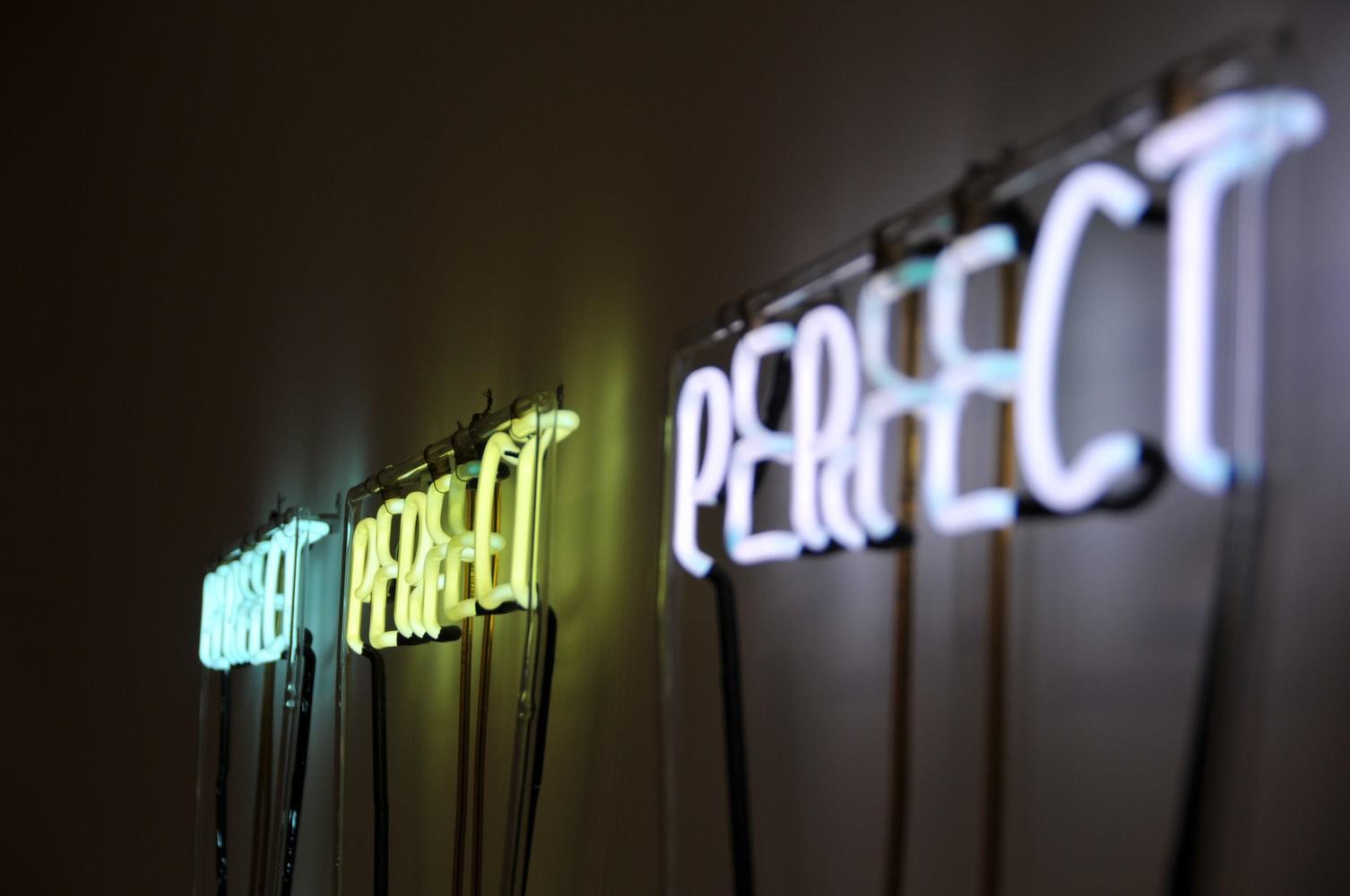 Ordet perfect med LED-bokstaver