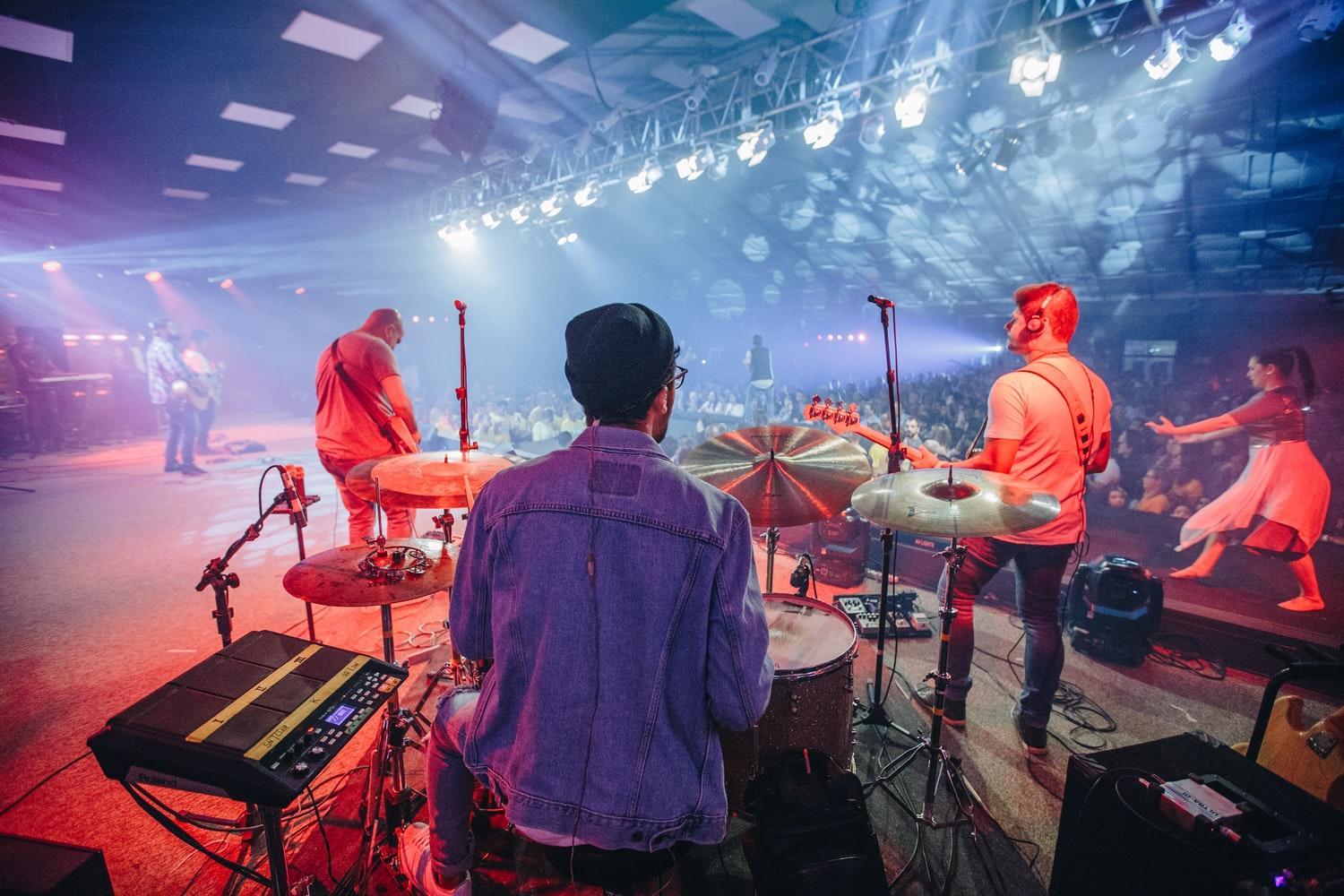 En trommeslager som spiller på en konsert