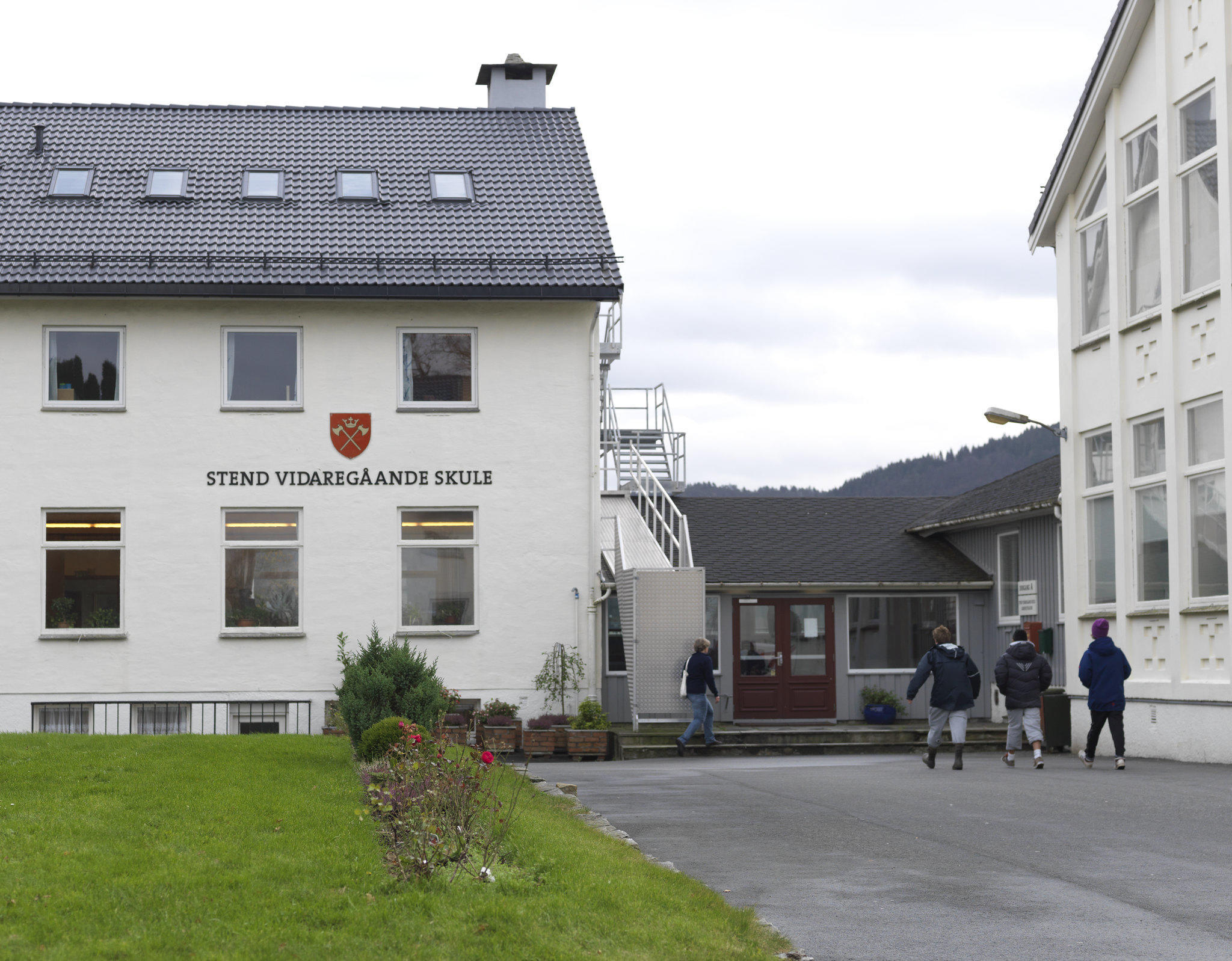 bilde utenfor en vgs på vestlandet, en gruppe elever er på vei inn