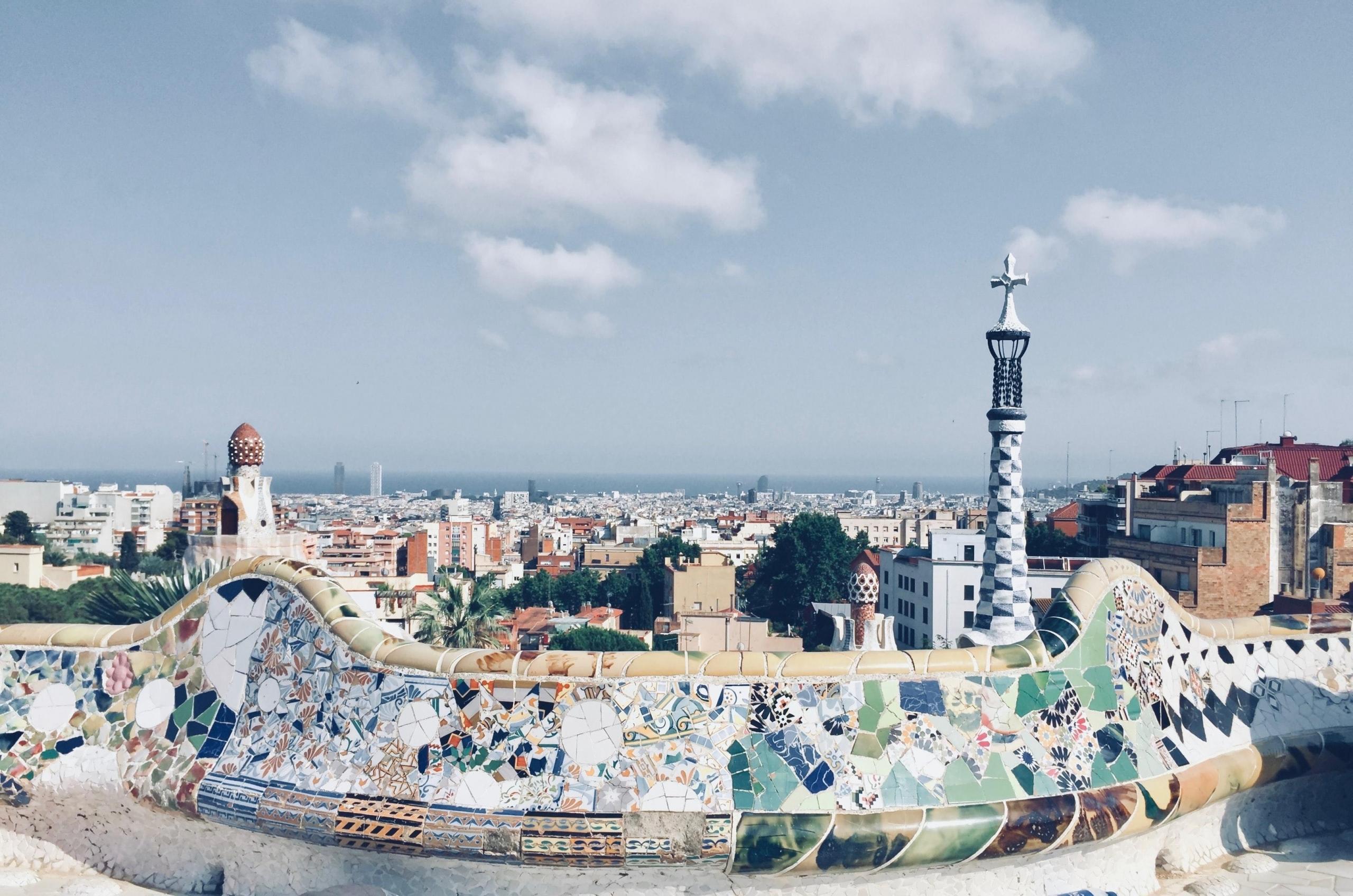 barcelona fargerik mur og blå himmel