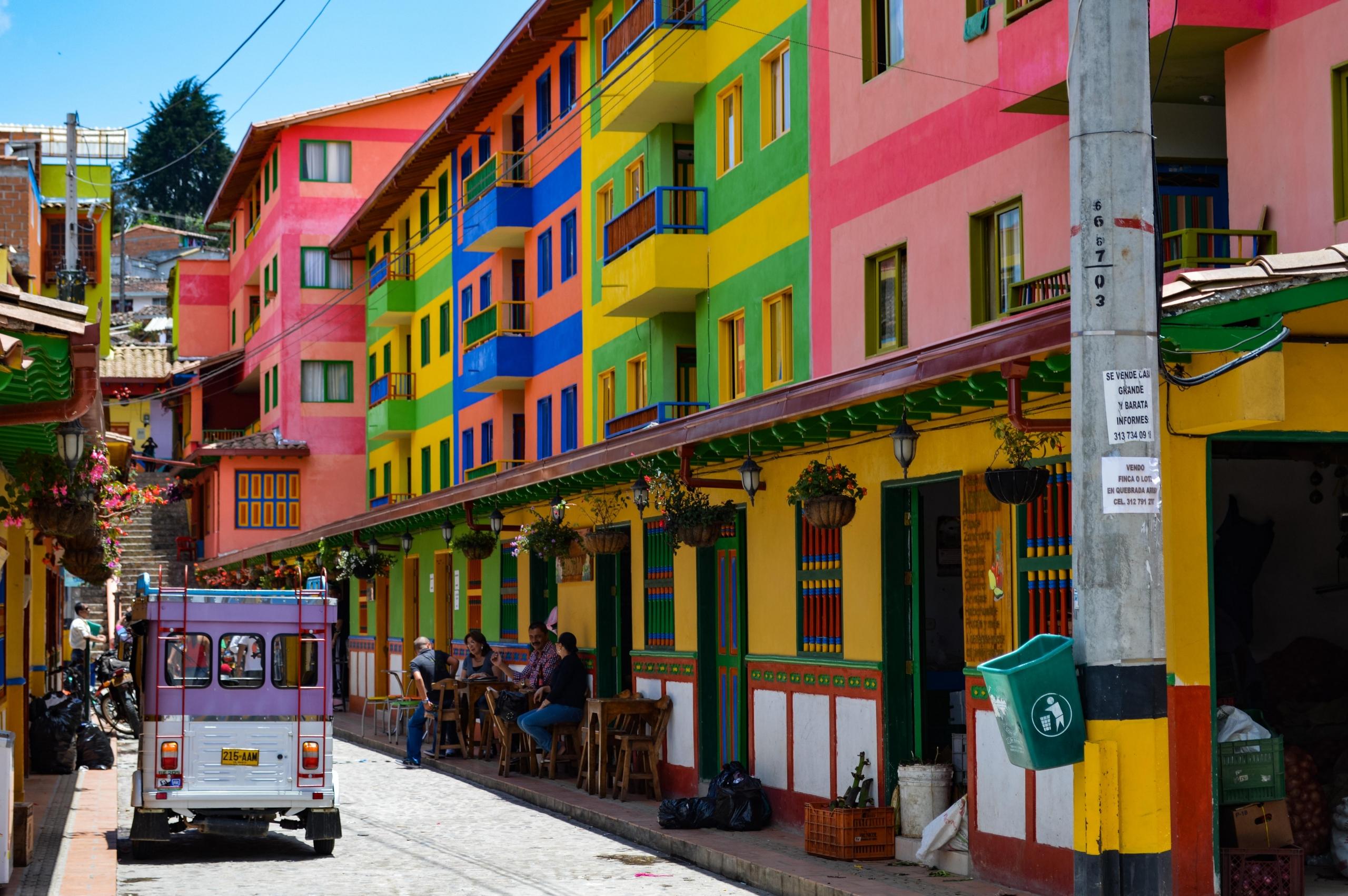 en gate med fargerike bygninger i colombia, sola skinner og himmelen er blå