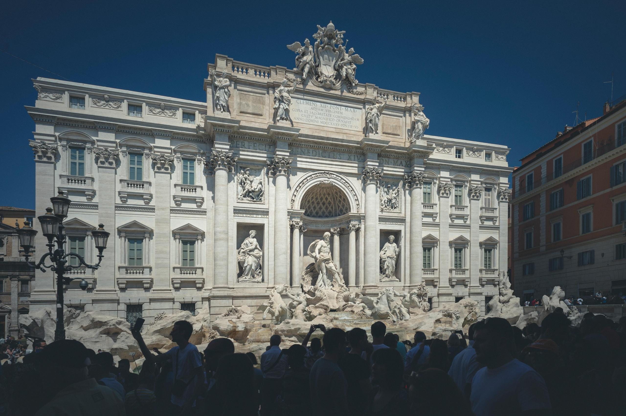 Trevifontenen i Roma, en vakker og hvit fontene.