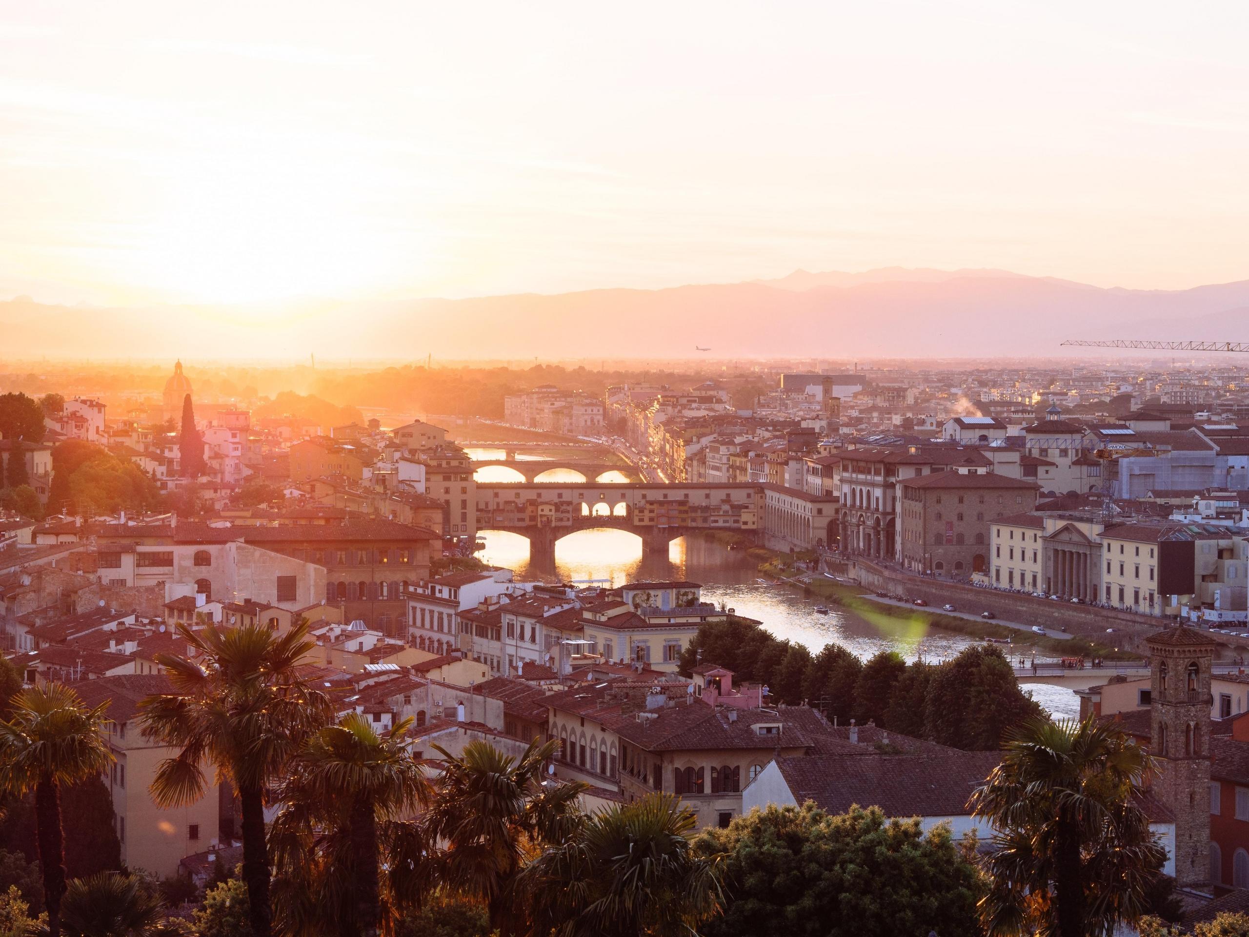 Panoramabilde som viser elva Arno og vakre bruer i Firenze.