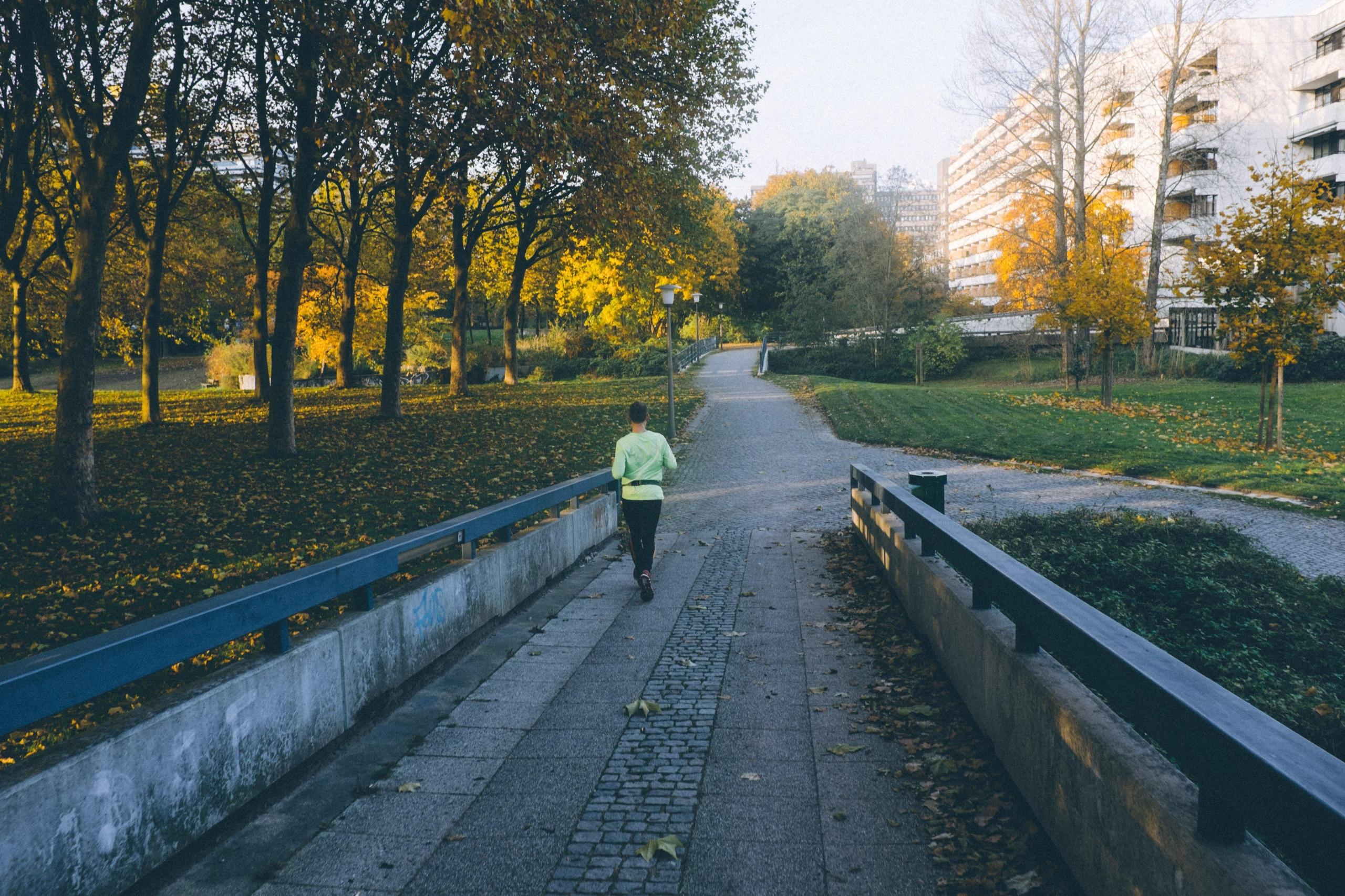 Kvinne jogger i park