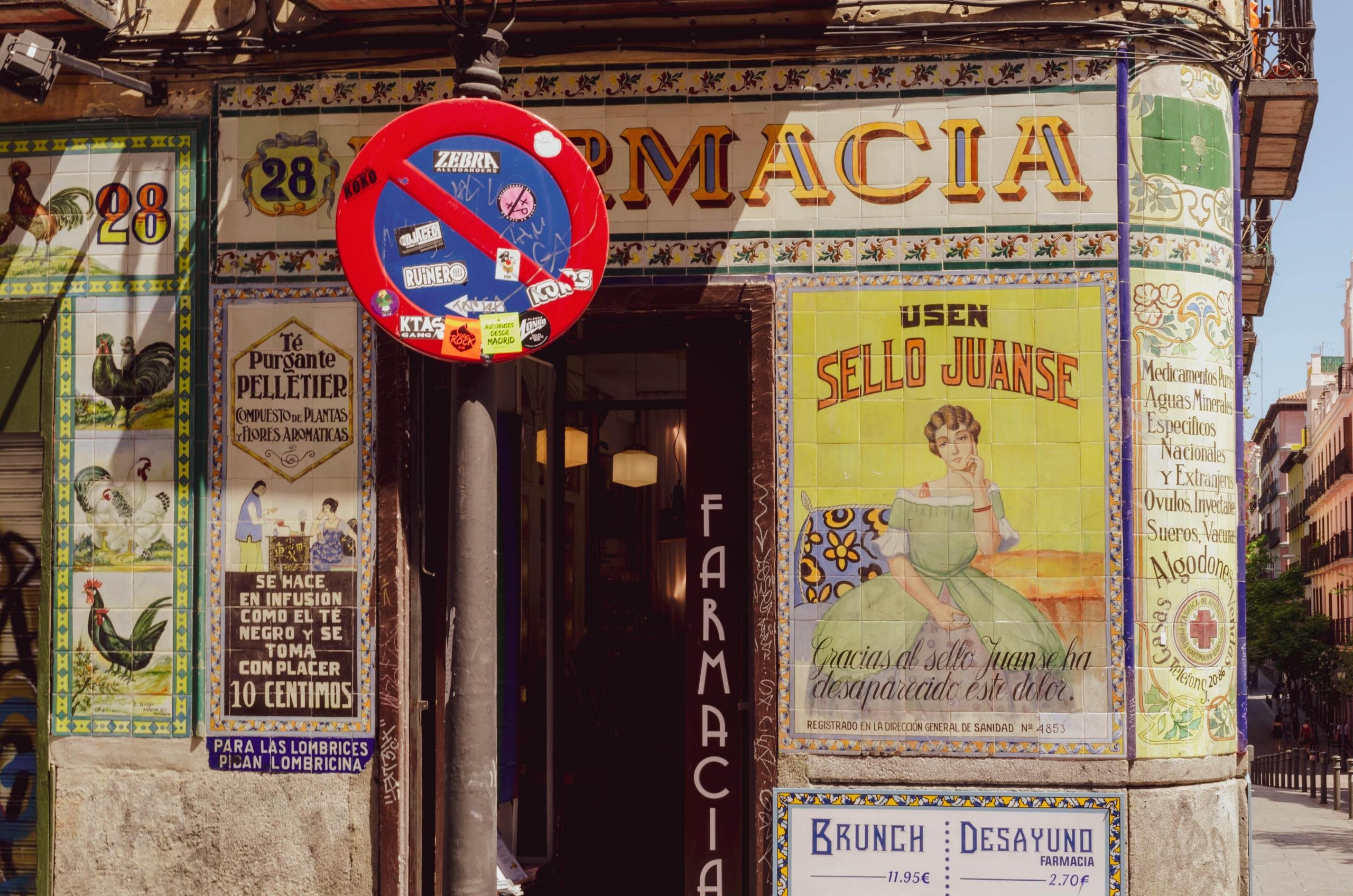 retro butikkfront til et apotek i madrid, et parkering forbudt-skilt foran