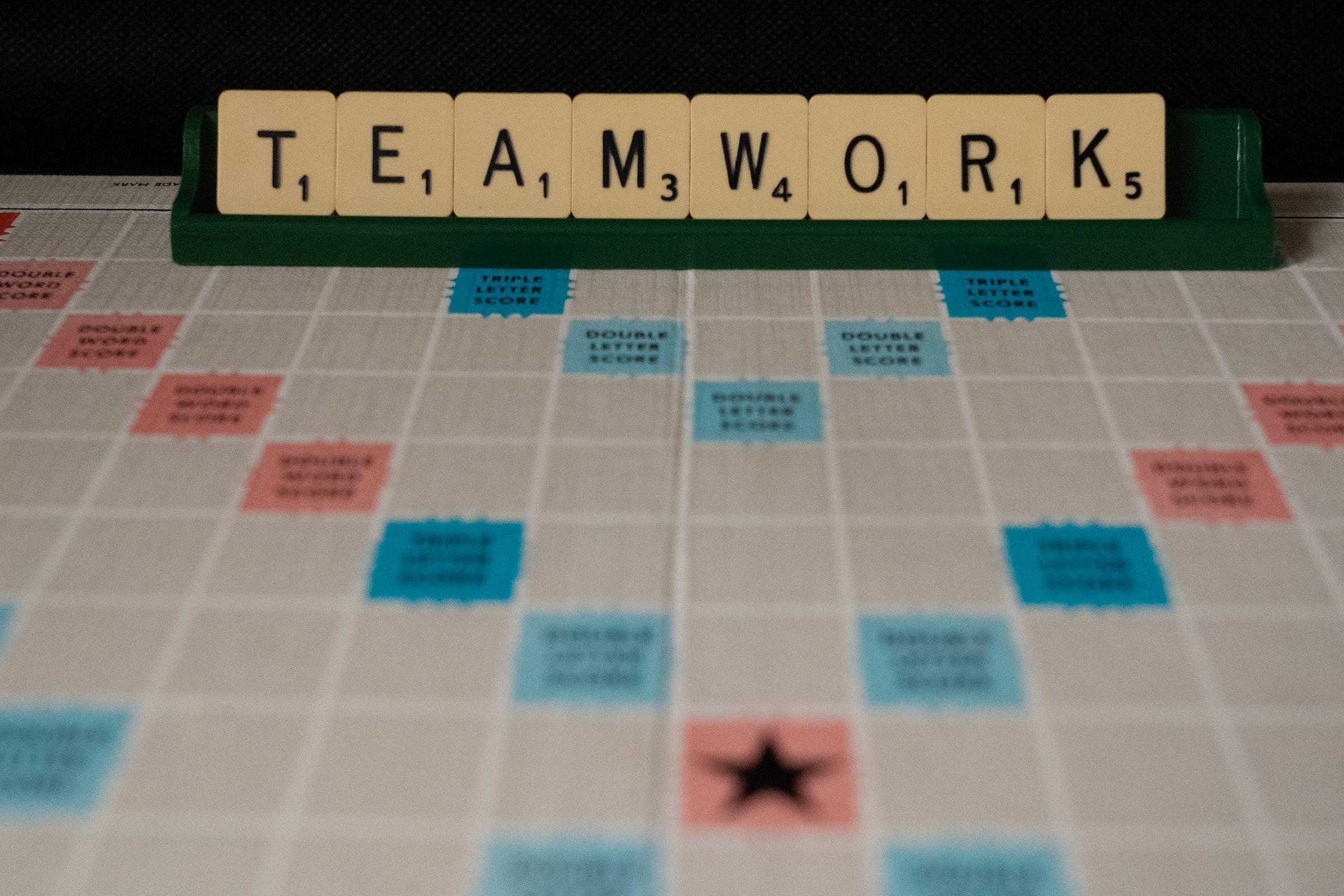 Scrabblebrett staver 'teamwork'