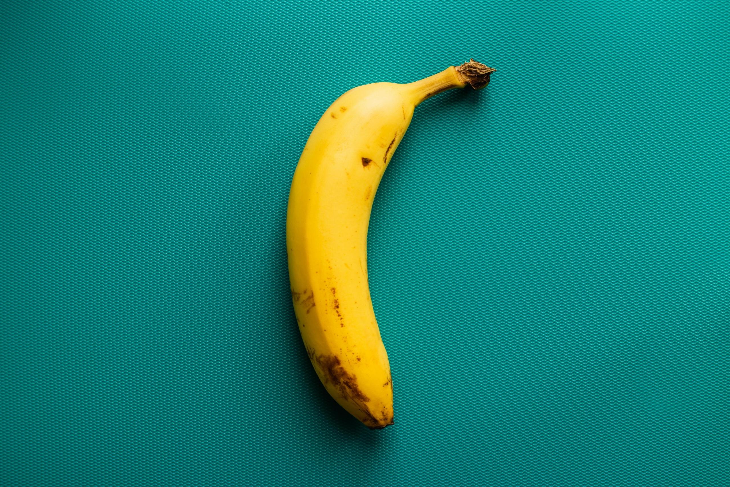 Banan på grønn bakgrunn.