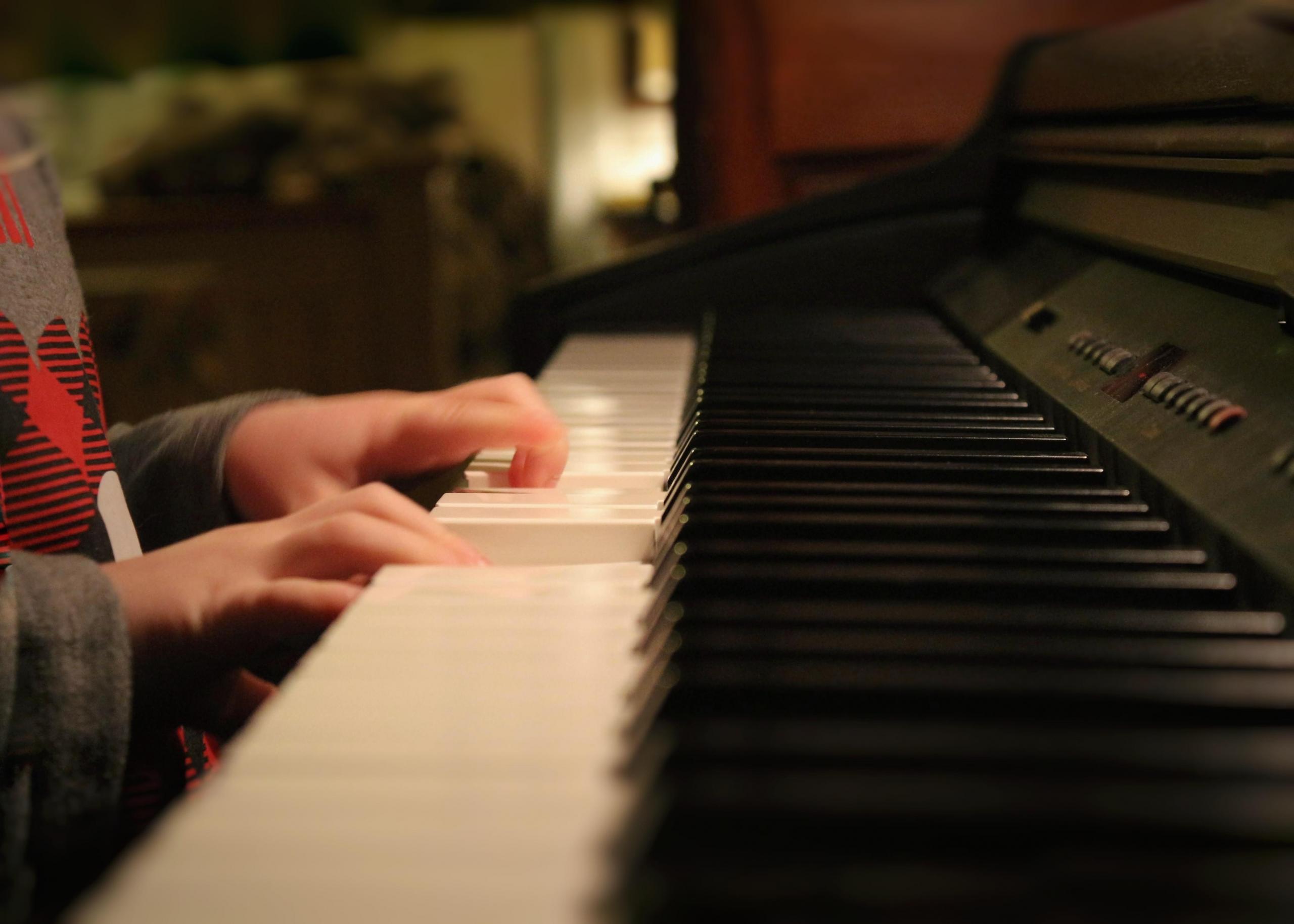 Person spiller piano