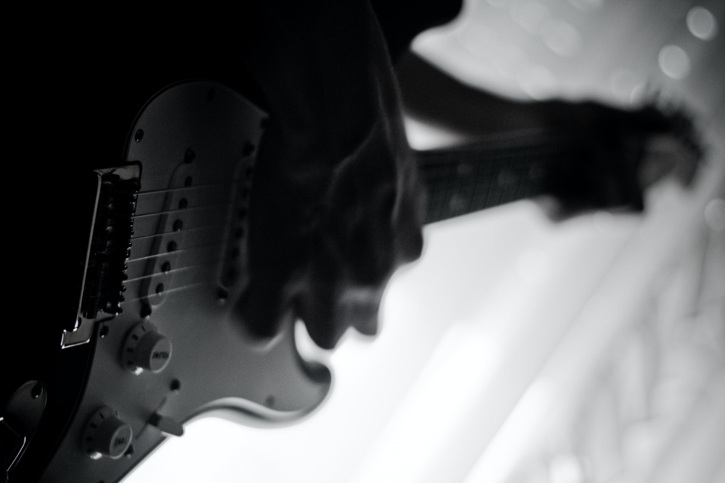 gitarist spiller el-gitar