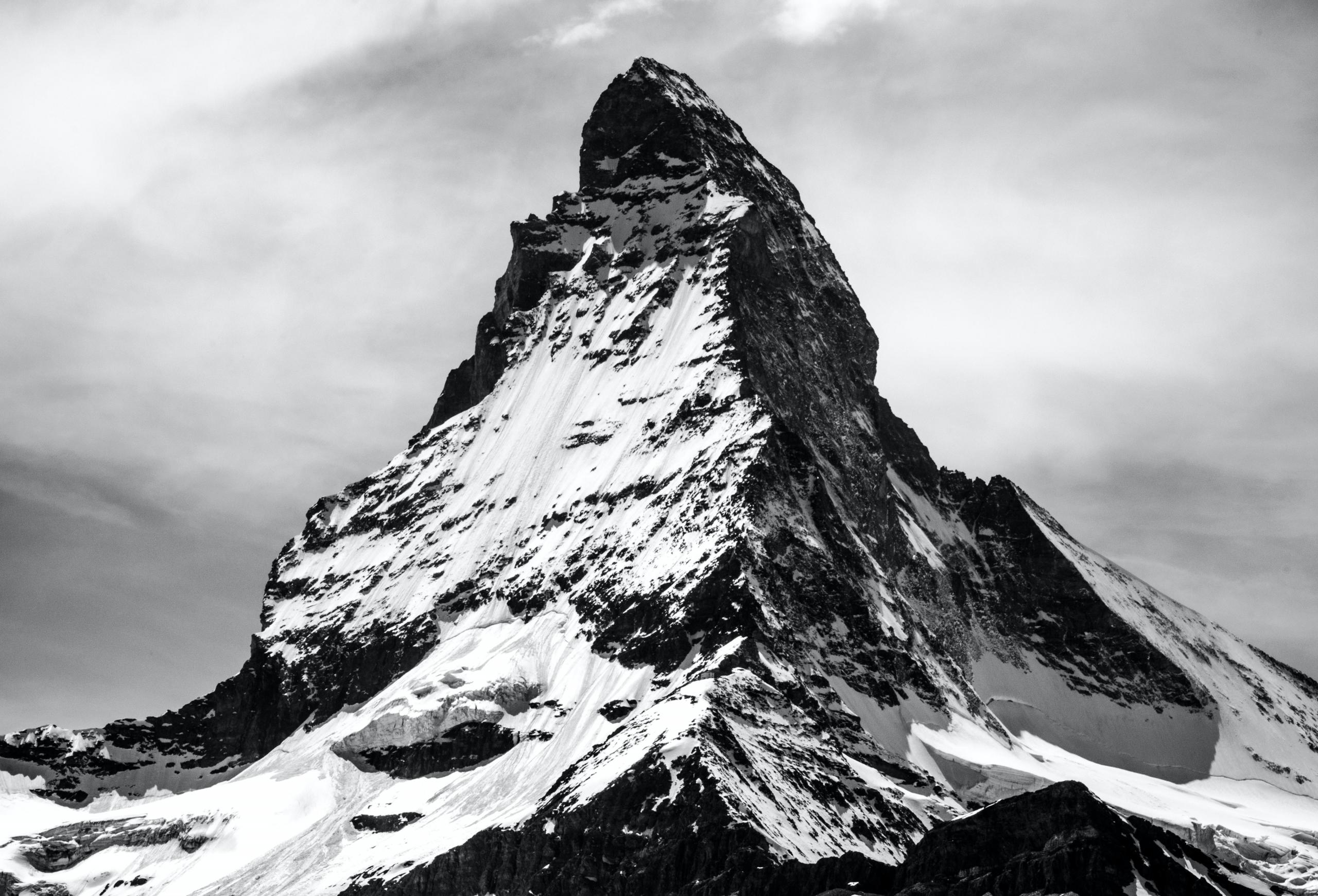 svart-hvitt-bilde av matterhorn under en skyet himmel