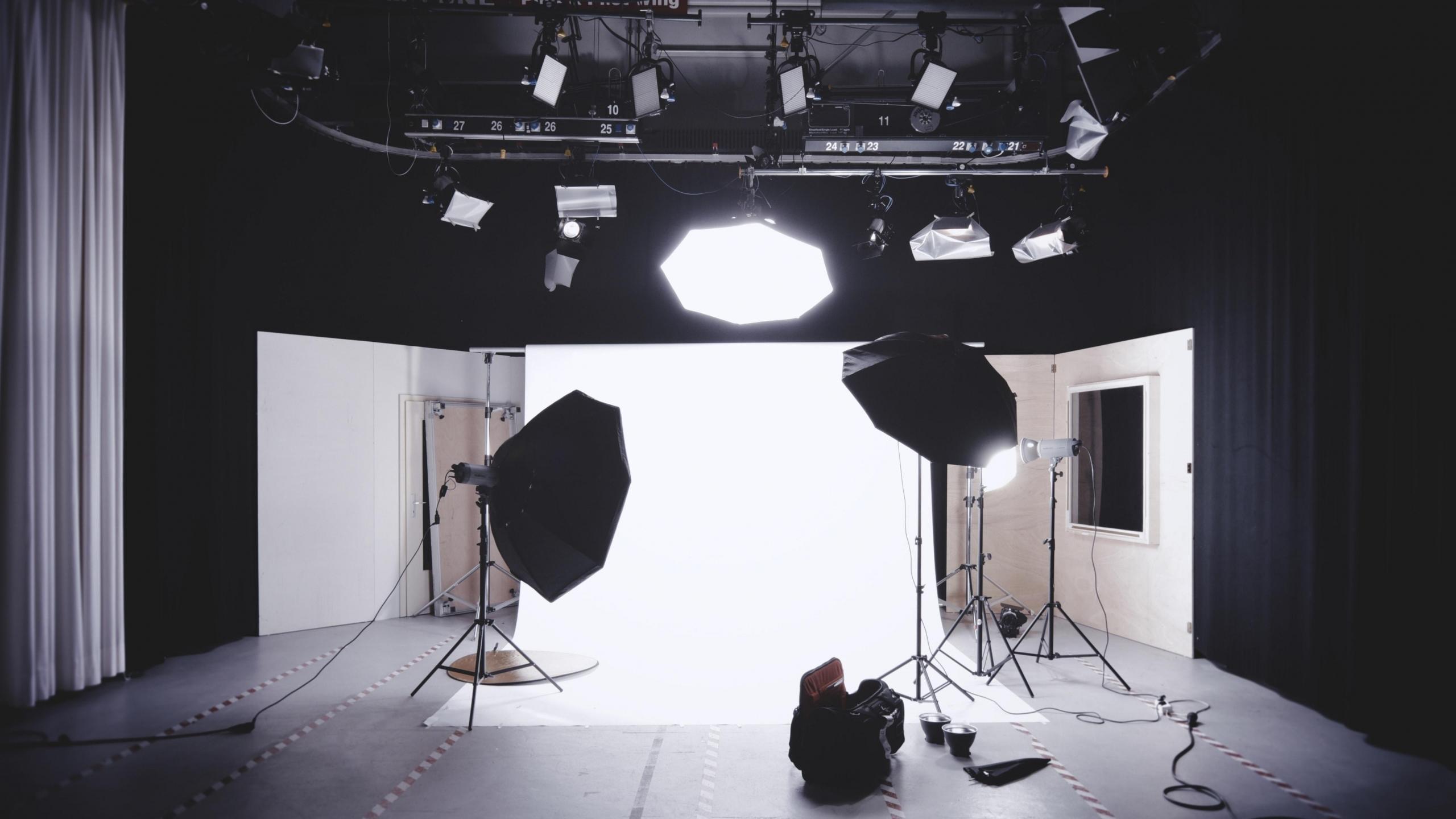 et fotostudio med flere lys og en bakgrunn festet opp